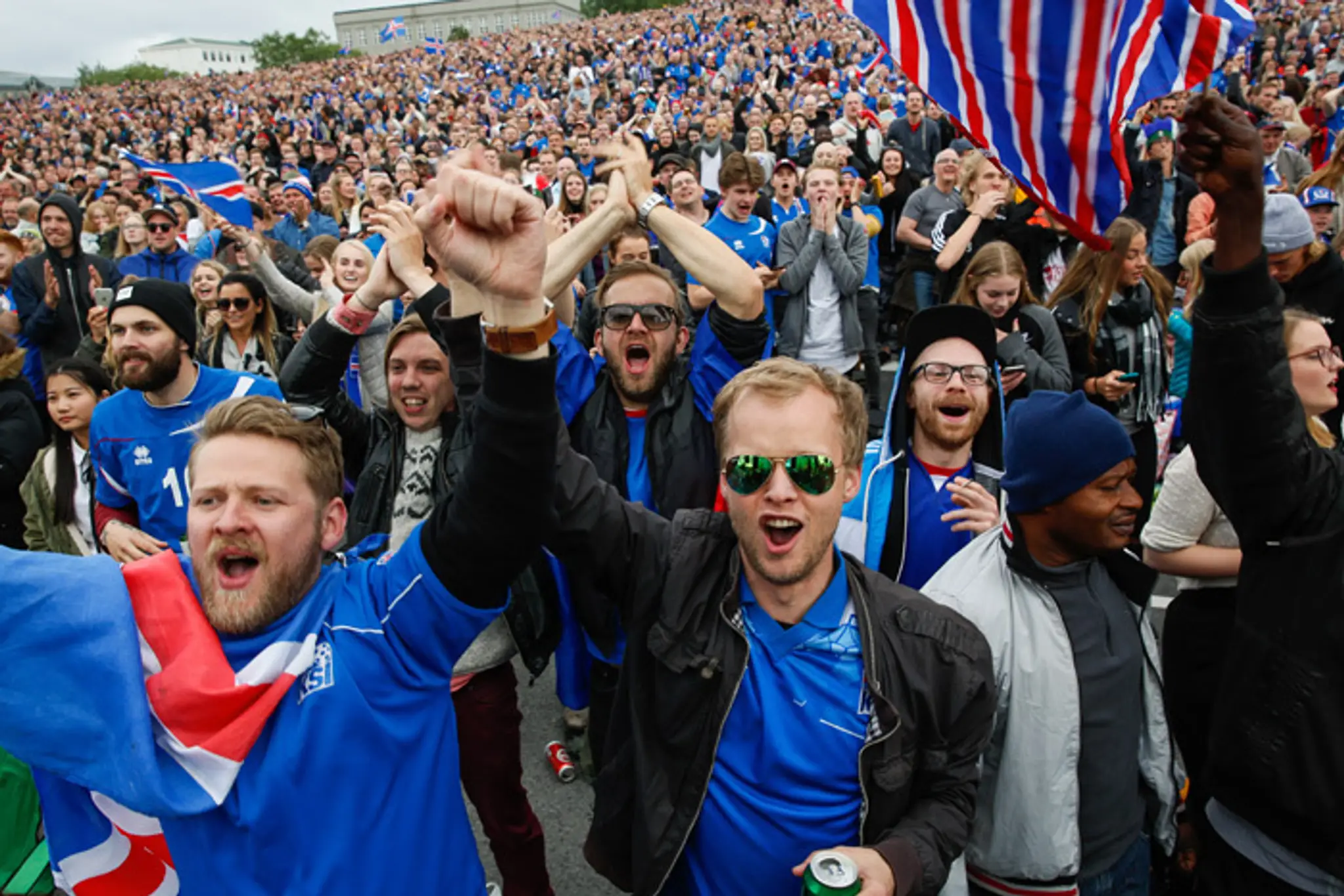 Islandskí fanúšikovia sa tešia v Reykjavíku po výhre nad Anglickom.