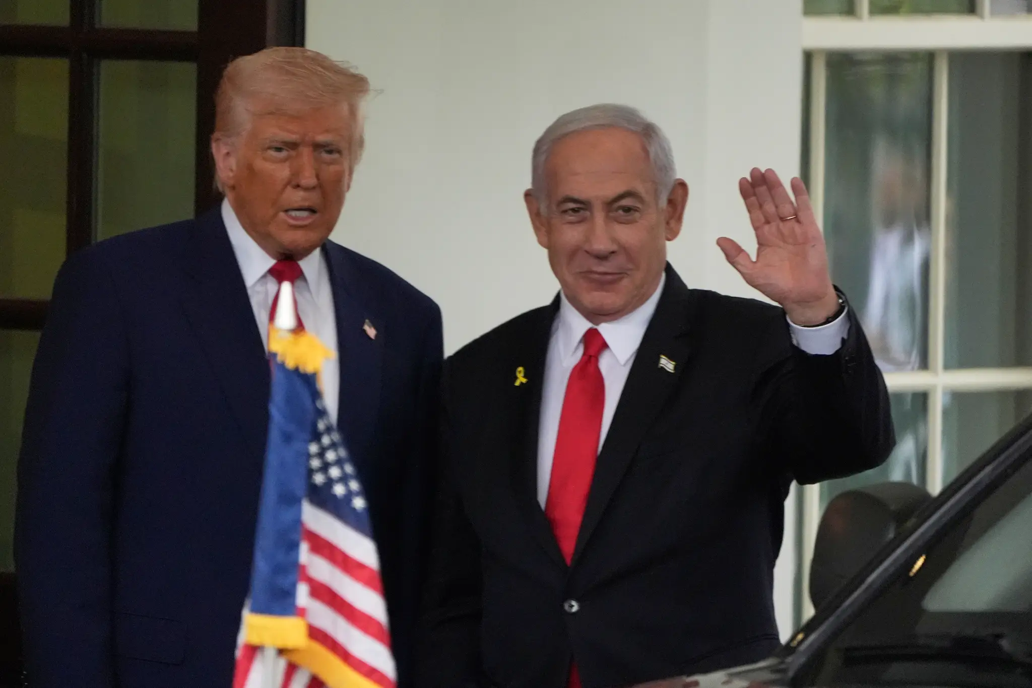 Na snímke Donald Trump (vľavo) a Benjamin Netanjahu sa vítajú pred Bielym domom.