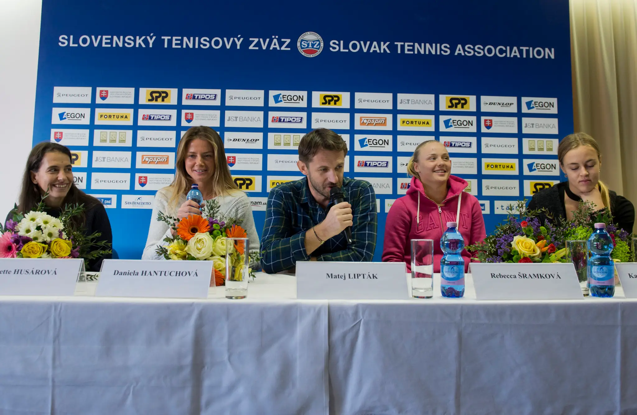 Slovenská fedcupová reprezentácia, zľava: Husárová, Hantuchová, nehrajúci kapitán Lipták, Šramková a Schmiedlová.