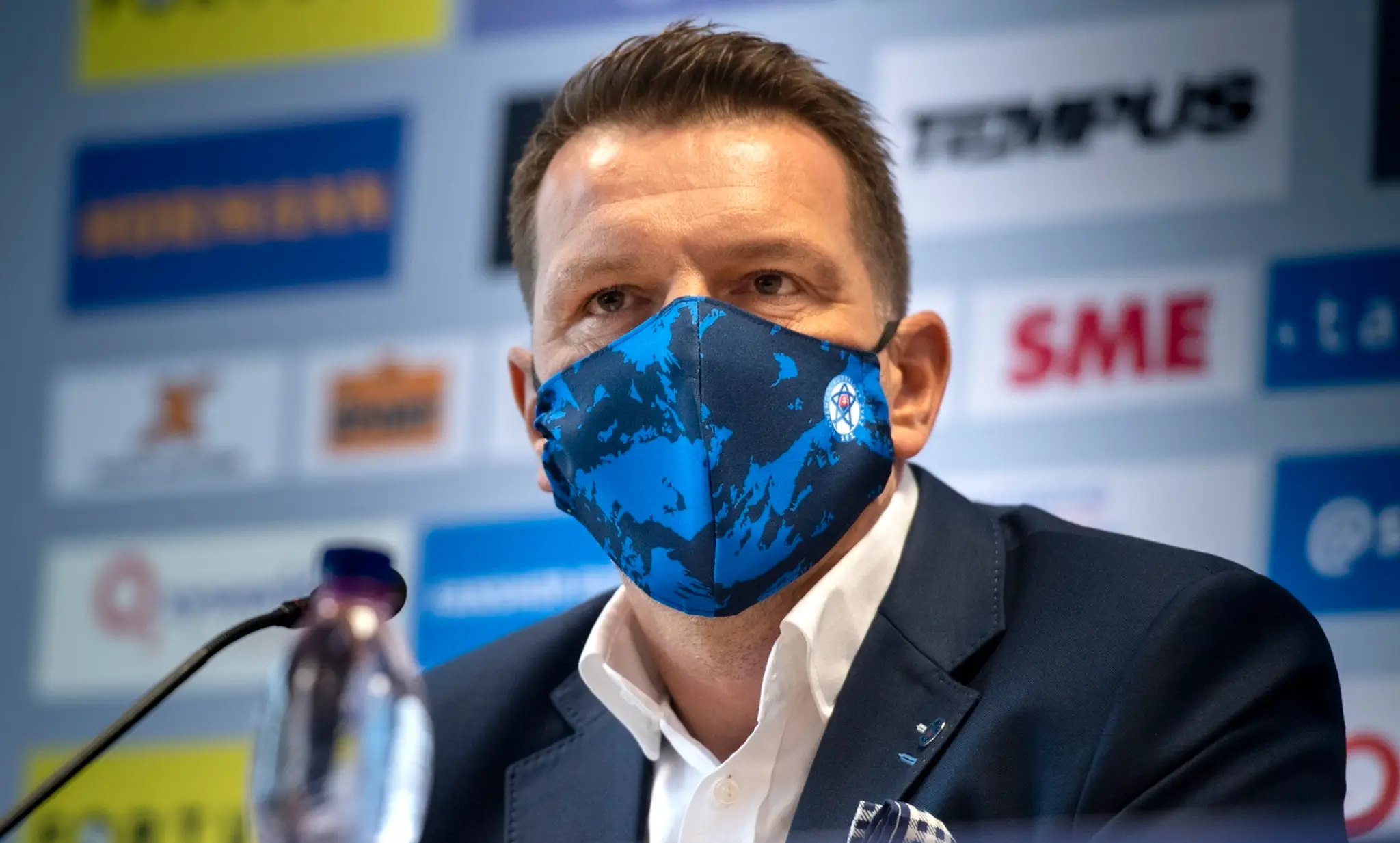 Tréner futbalovej reprezentácie Štefan Tarkovič počas tlačovej konferencie pred kvalifikačnými zápasmi proti Slovinsku a Malte.