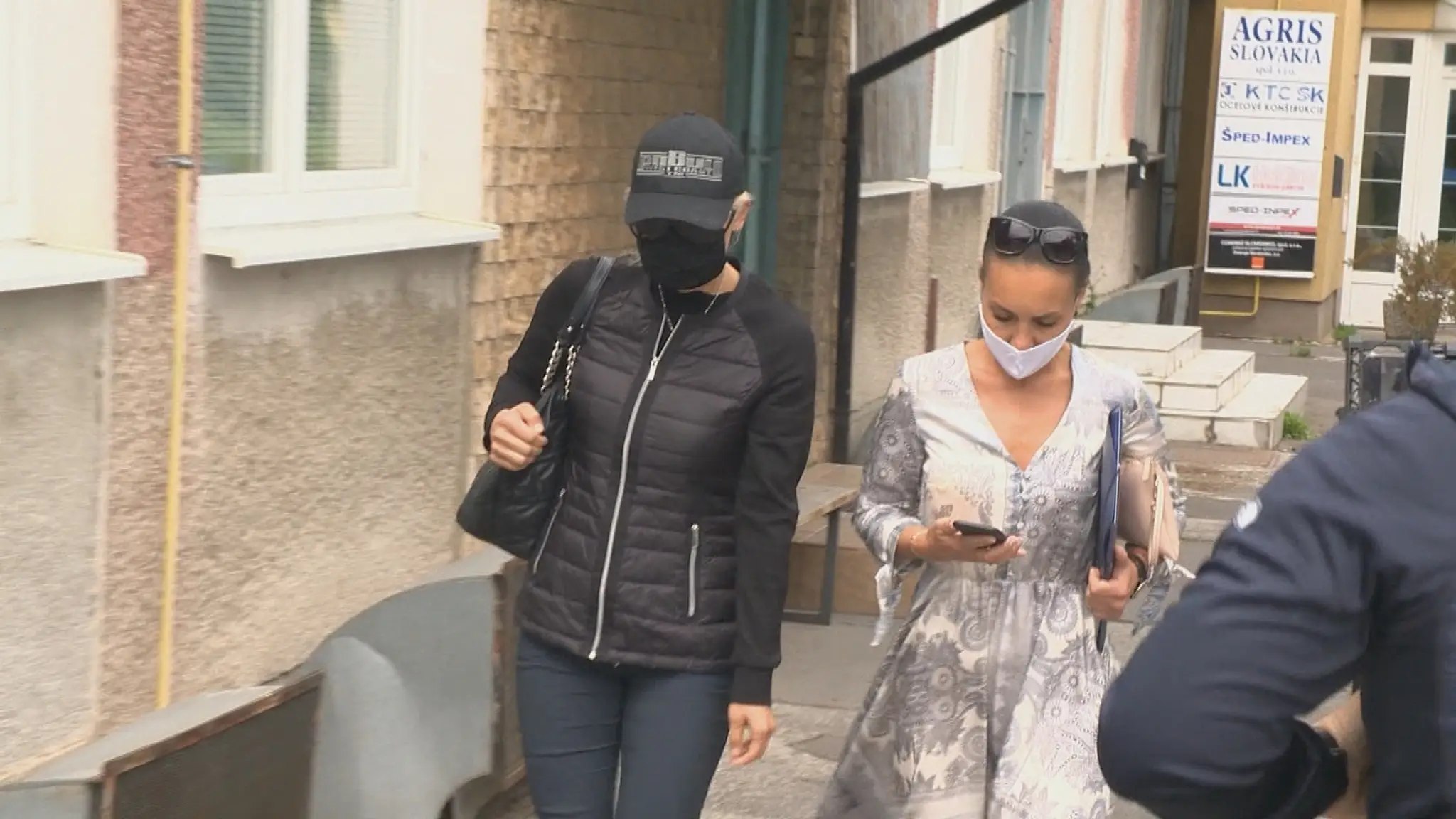 Jedna z obvinených sudkýň, Miriam Repáková s advokátkou.