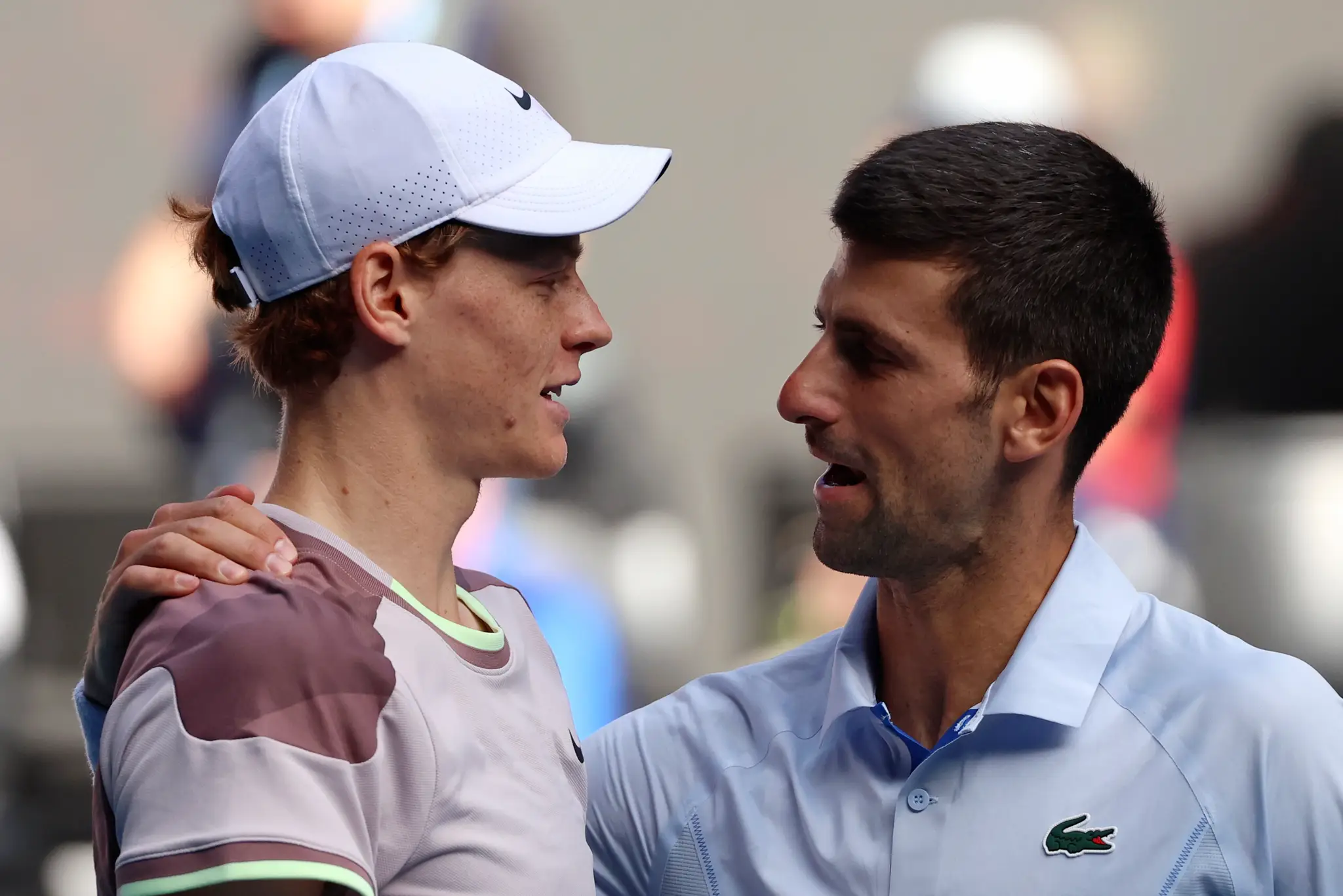 Srbský tenista Novak Djokovič (vpravo) gratuluje k víťazstvu Talianovi Jannikovi Sinnerovi.