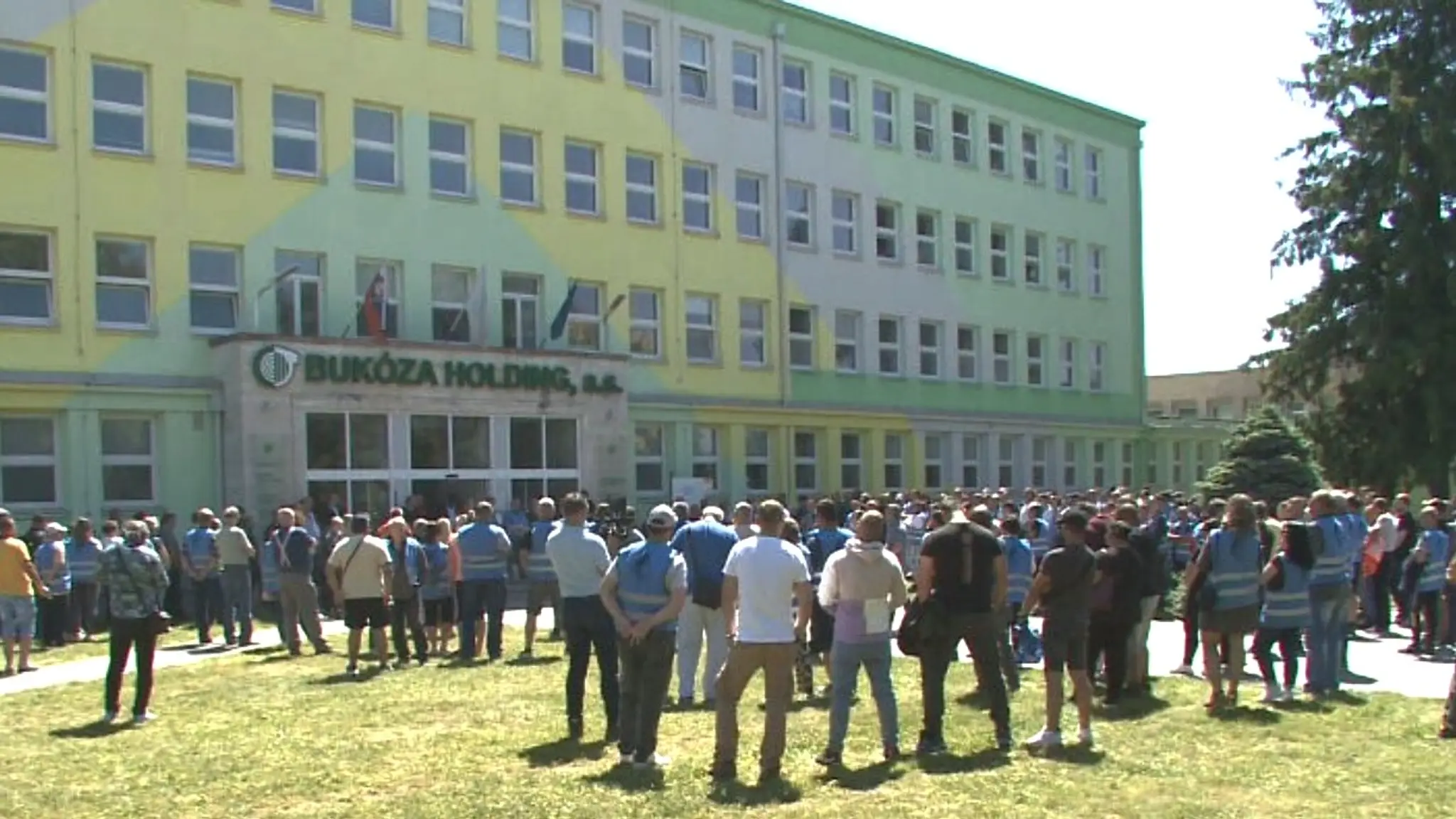 Zamestnanci pred spoločnosťou Bukóza Holding. 