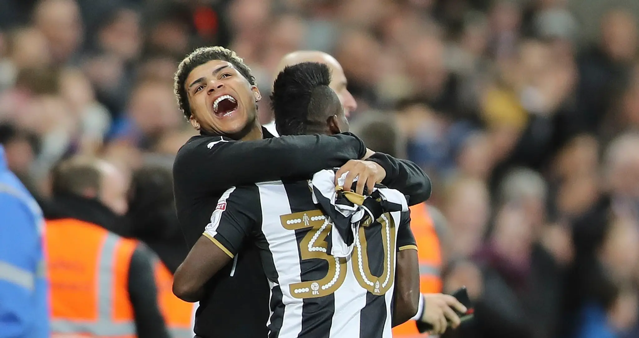 Futbalista Newcastle United Christian Atsu sa teší so spoluhráčom z návratu do najvyššej anglickej súťaže.