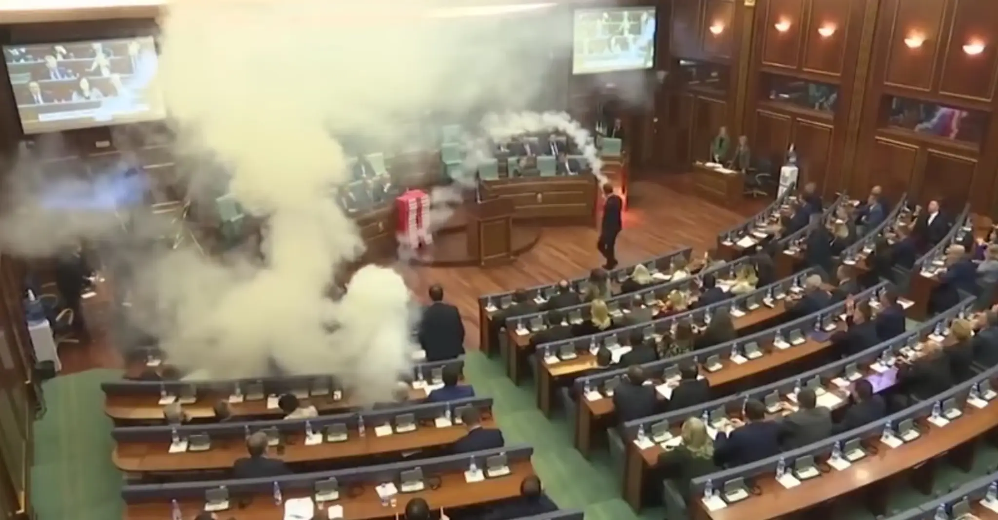 Opozičná strana opakovane použila v kosovskom parlamente slzotvorný plyn, aby zabránila hlasovaniu o dohode.