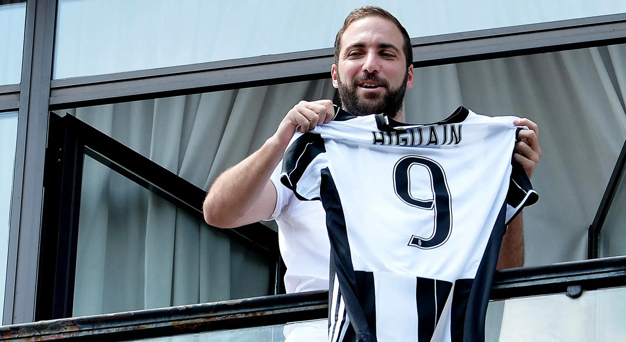 Argentínsky kanonier Gonzalo Higuaín so svojim novým dresom.