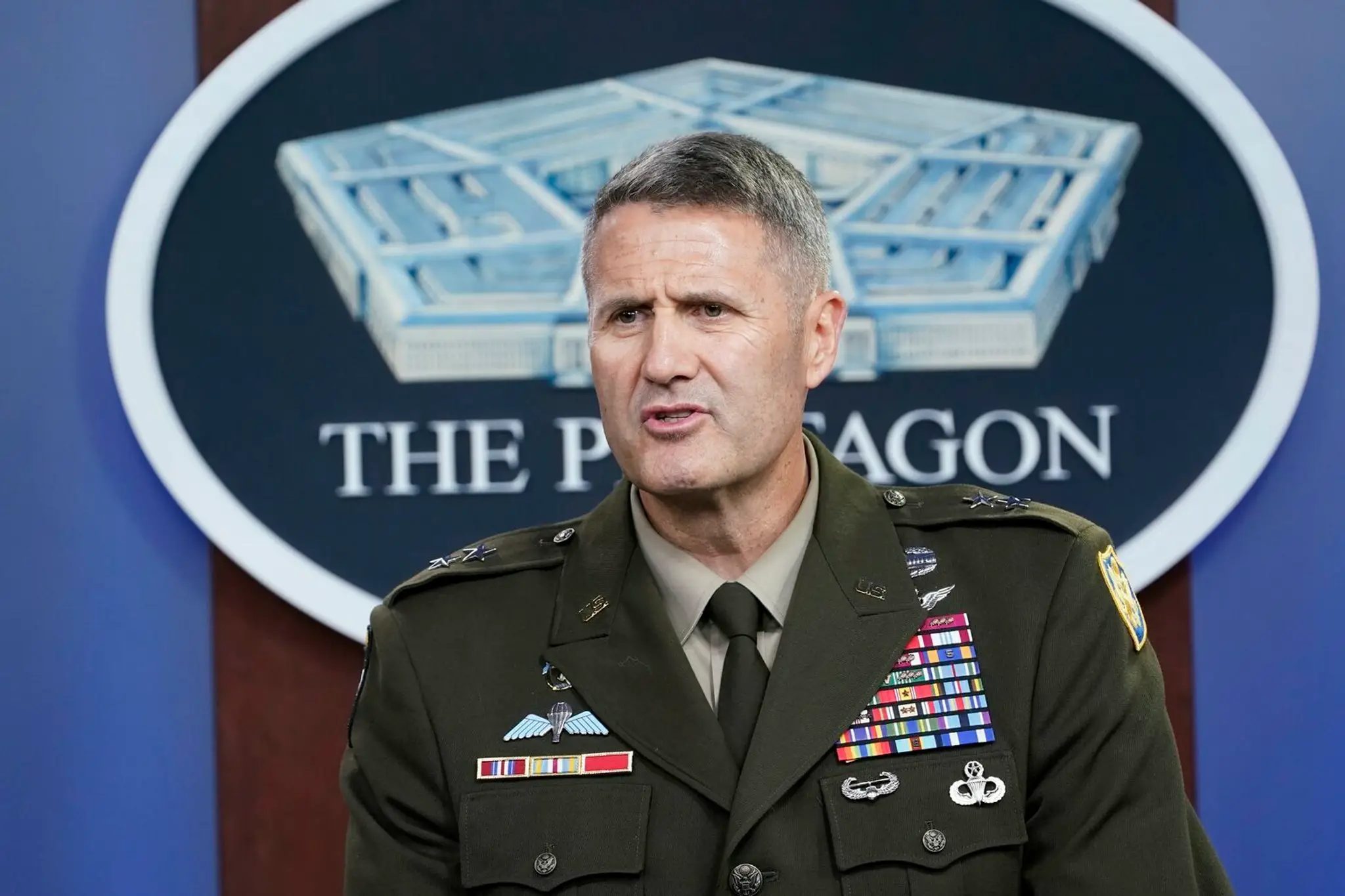 Generál William Hank Taylor počas brífingu v Pentagóne.