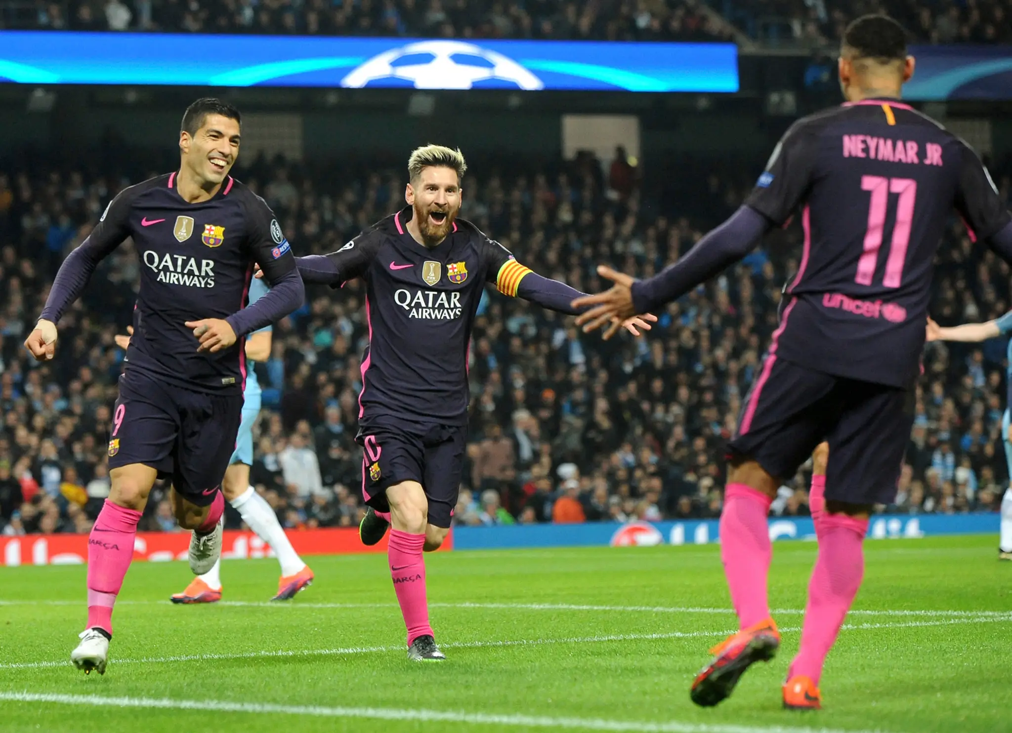 Barcelonské trio Luis Suaréz, Lionel Messi a Neymar sa tešia z úvodného gólu proti manchestru City.jpg