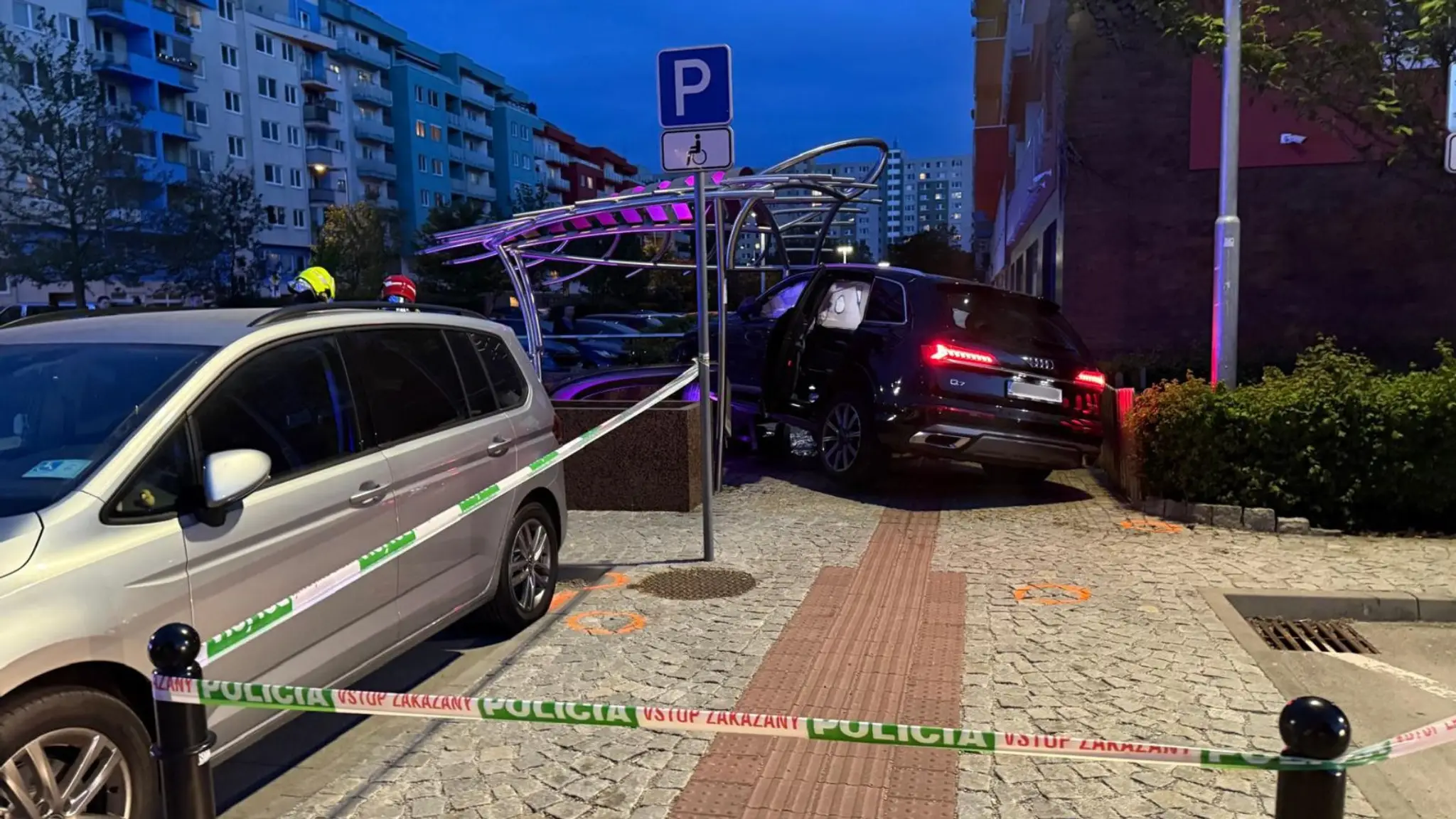 Auto vo fontáne v Petržalke