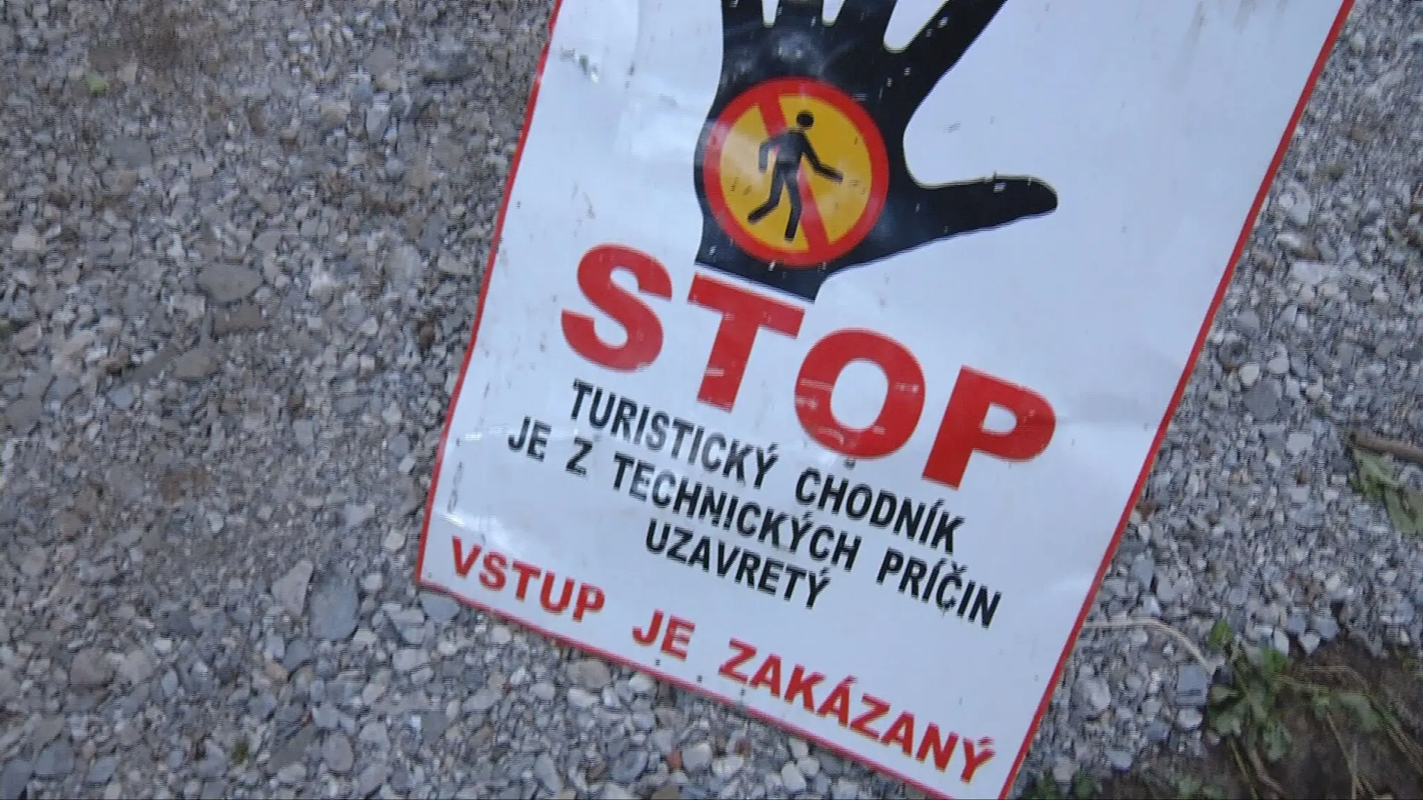 Tabuľa so zákazom vstupu na starý turistický chodník v Monkovej doline.
