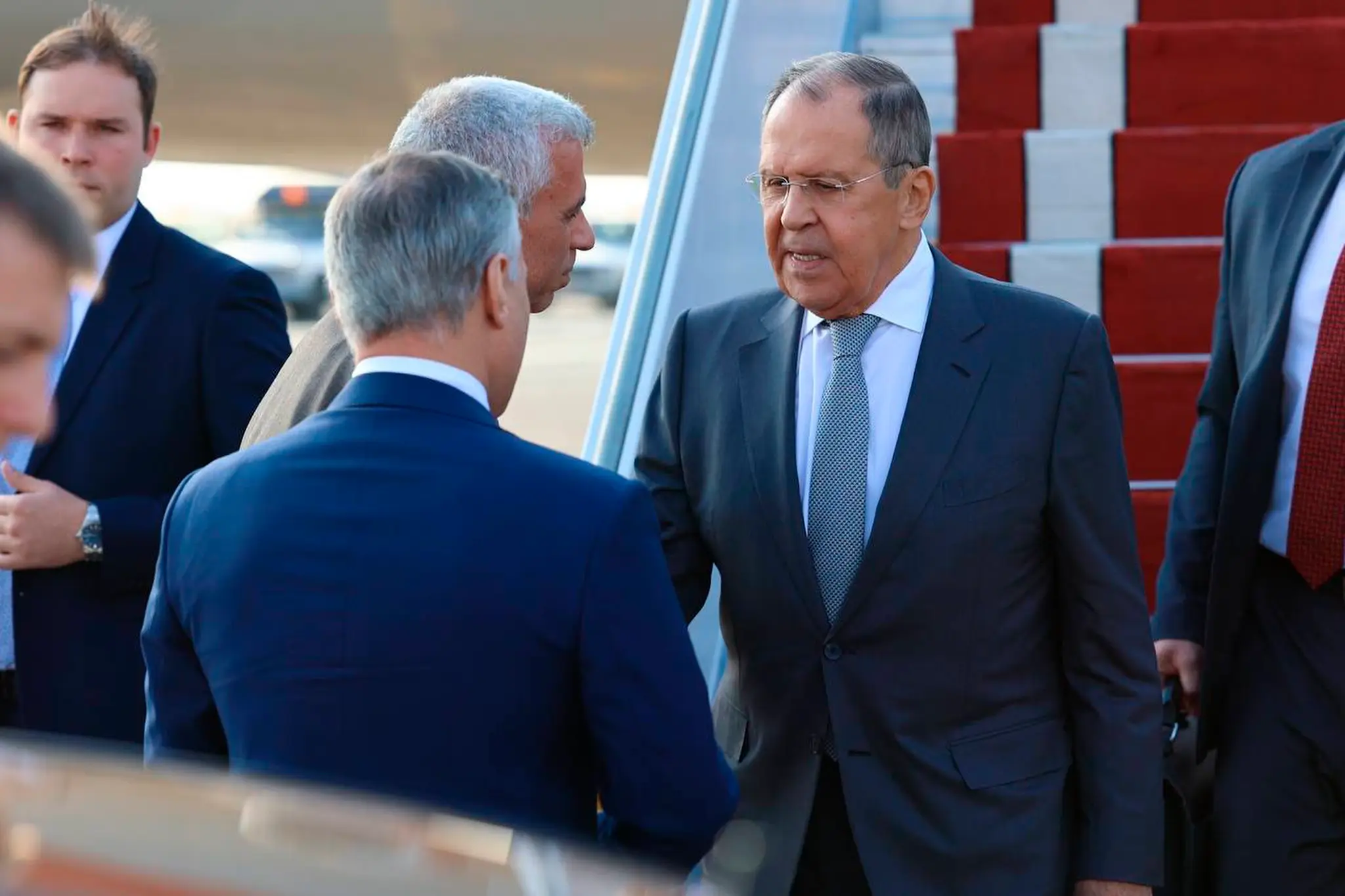 Ruský minister zahraničných vecí Sergej Lavrov (vpravo) počas privítania po jeho prílete na letisku v Teheráne.