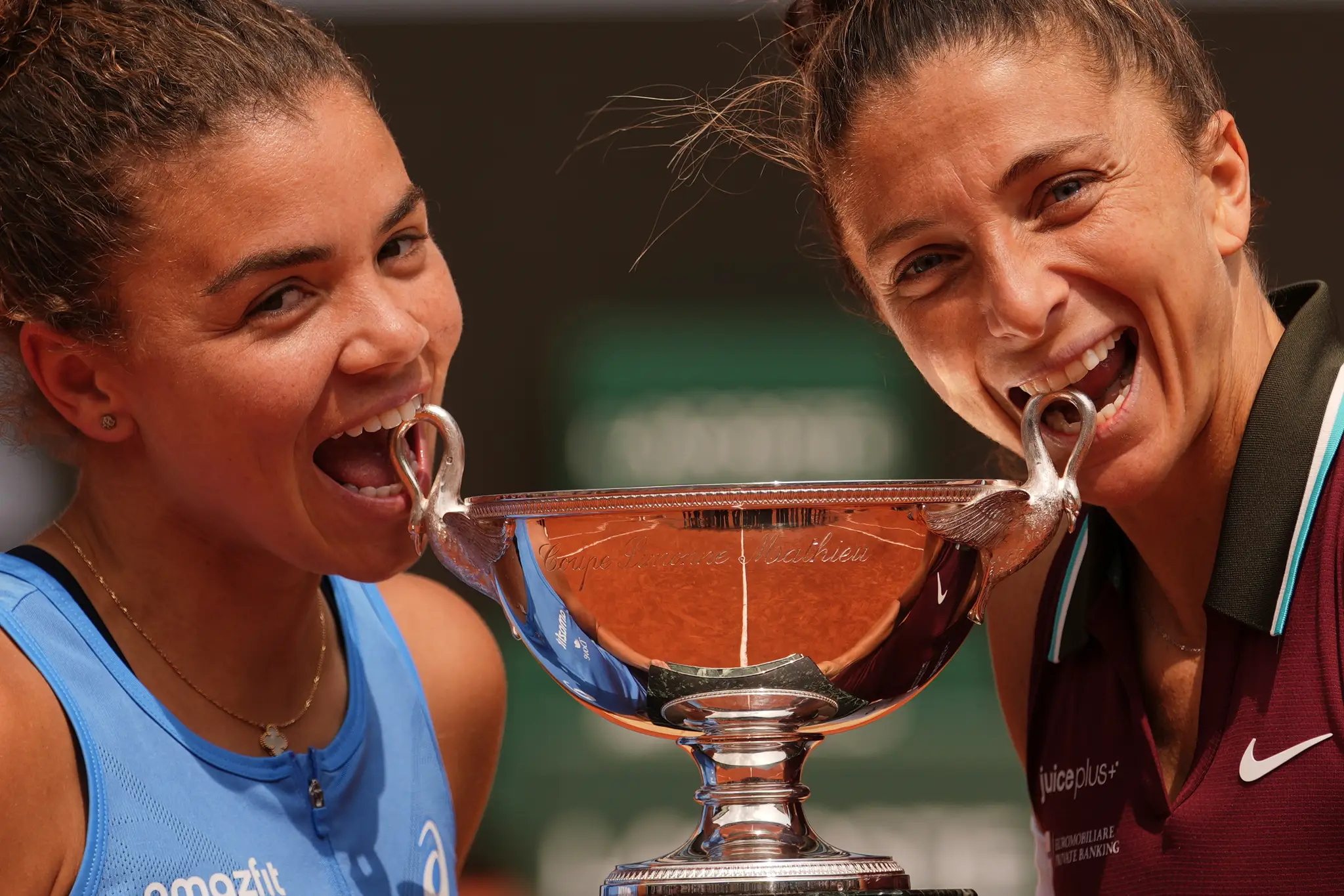 Talianske tenistky Sara Erraniová (vpravo) a Jasmine Paoliniová pózujú s trofejou po výhre vo finále ženskej štvorhry.