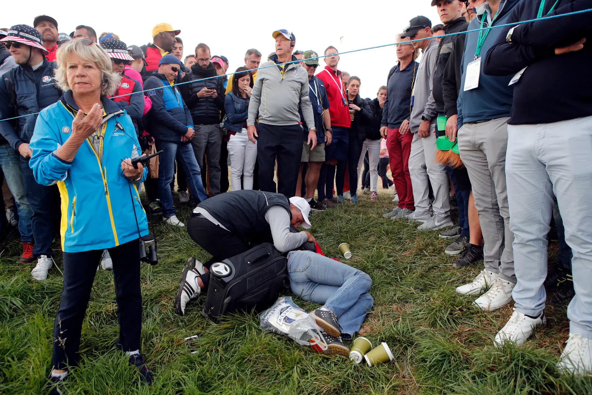 Muž ratuje ženu po tom, čo ju nechtiac loptičkou trafil do hlavy golfista Brooks Koepka počas Ryder Cupu.
