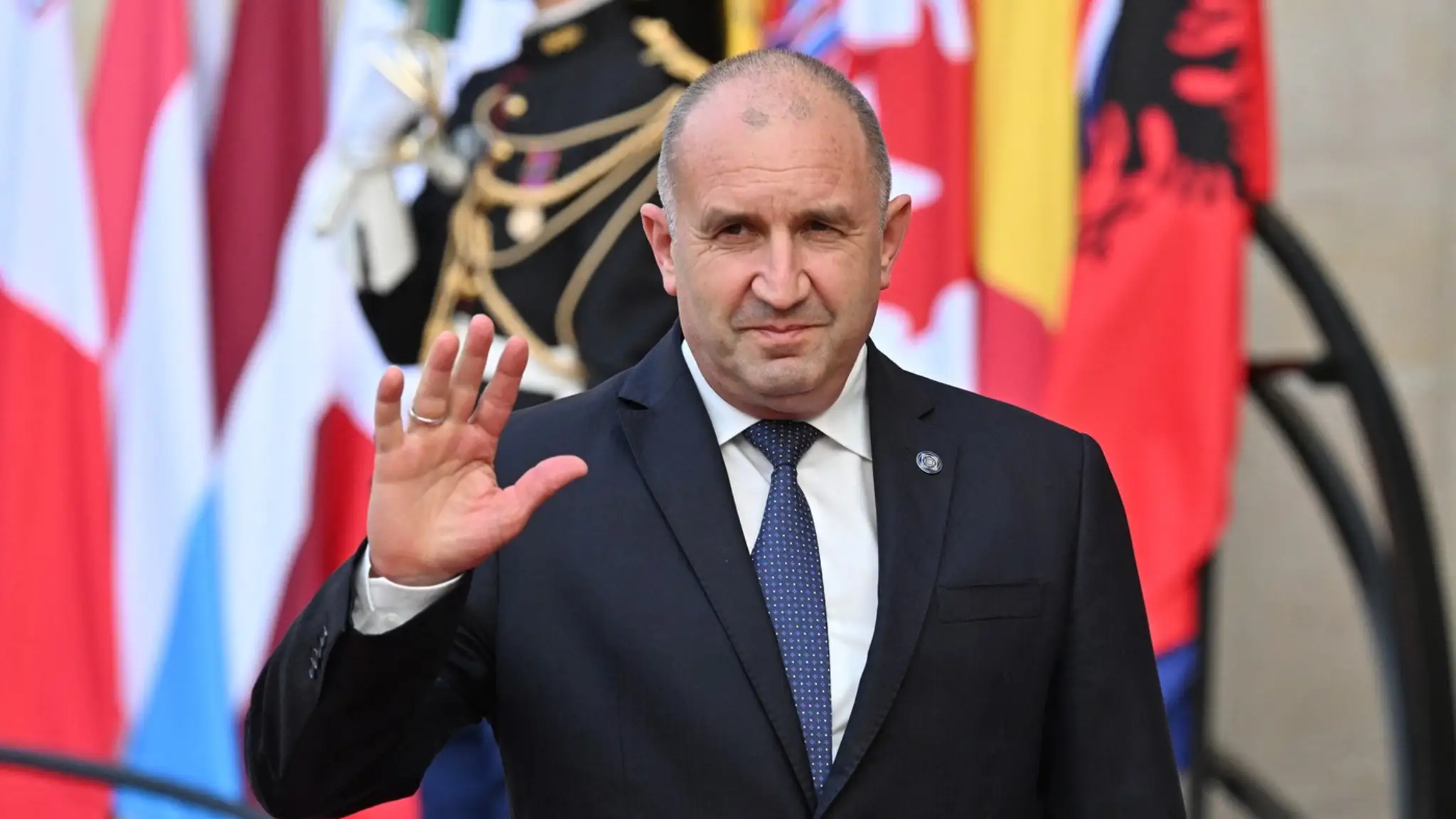 Bulharský premiér Rumen Radev prichádza na na večeru koalície ochotných v Elyzejskom paláci v Paríži.
