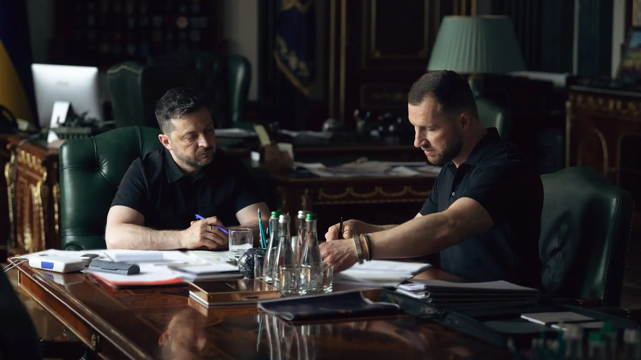 Ukrajinský prezident Volodymyr Zelenskyj a šéf SBU Jevhenij Chmara.
