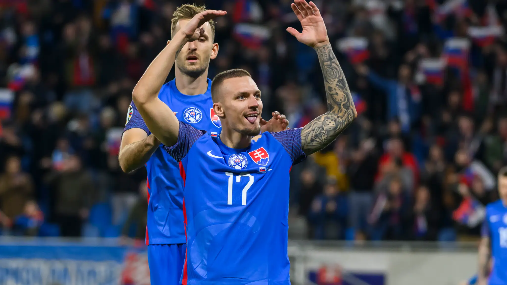 Zľava Norbert Gyömbér a Lukáš Haraslín (Slovensko) oslavujú gól v zápase kvalifikácie ME 2024 proti Islandu.