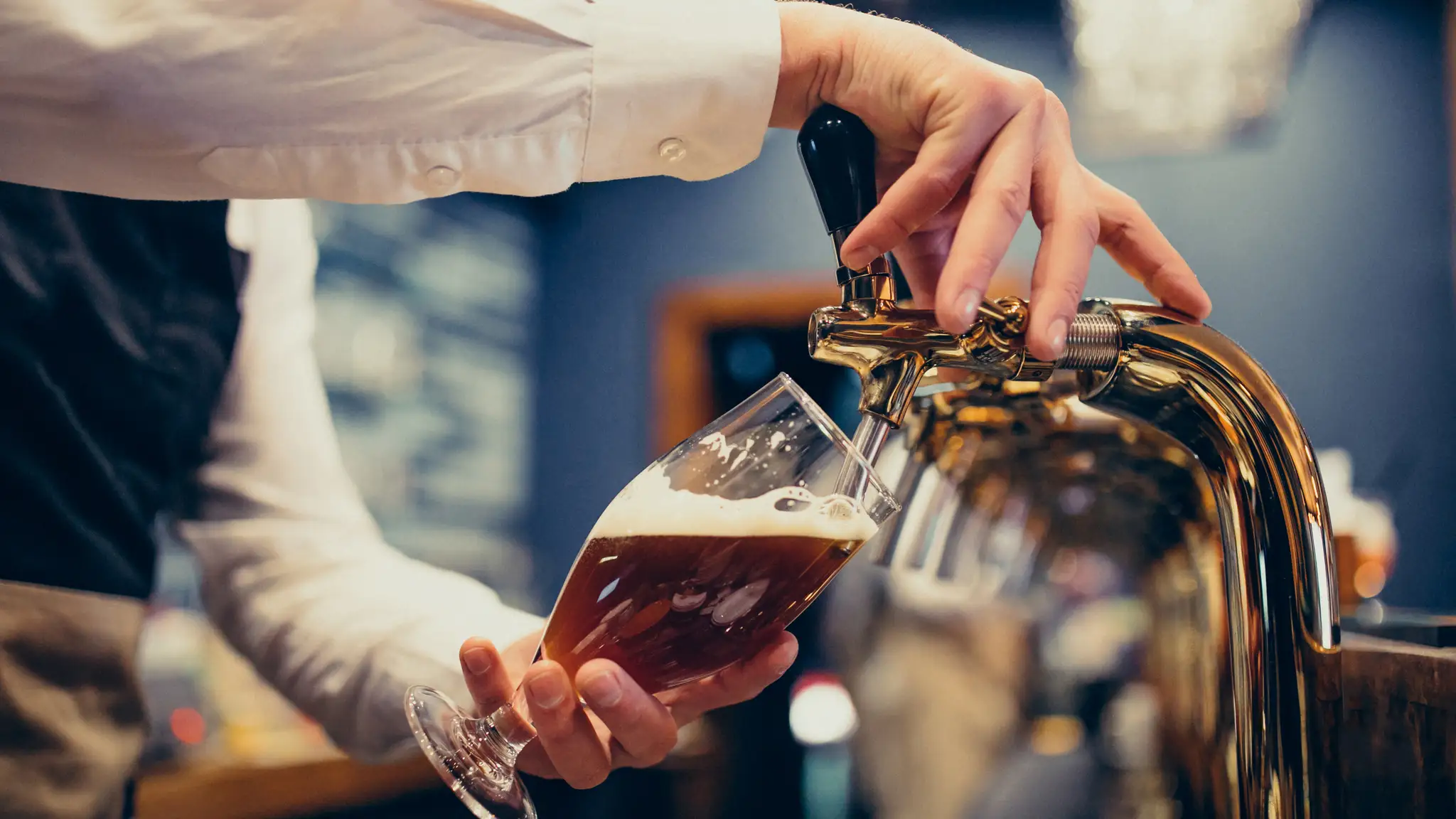 pivo, čapovanie, bar 