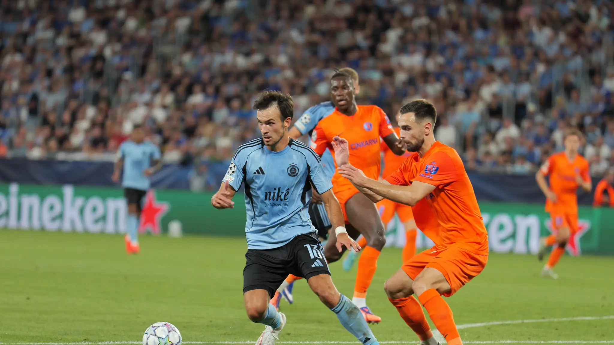 Na snímke zľava Roman Čerepkai (Slovan) a Darko Hrka (Celje).