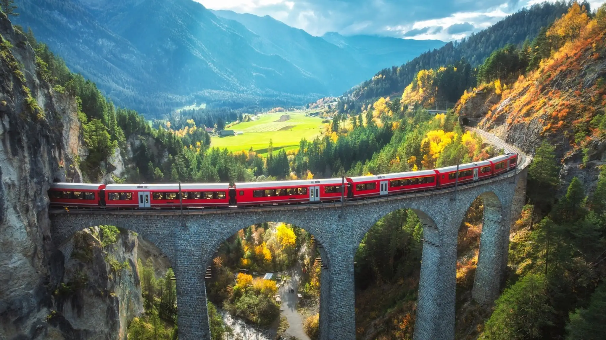 S lístkom Interrail Global Pass môžete prejsť aj cez slávny švajčiarsky Landwasserviadukt.