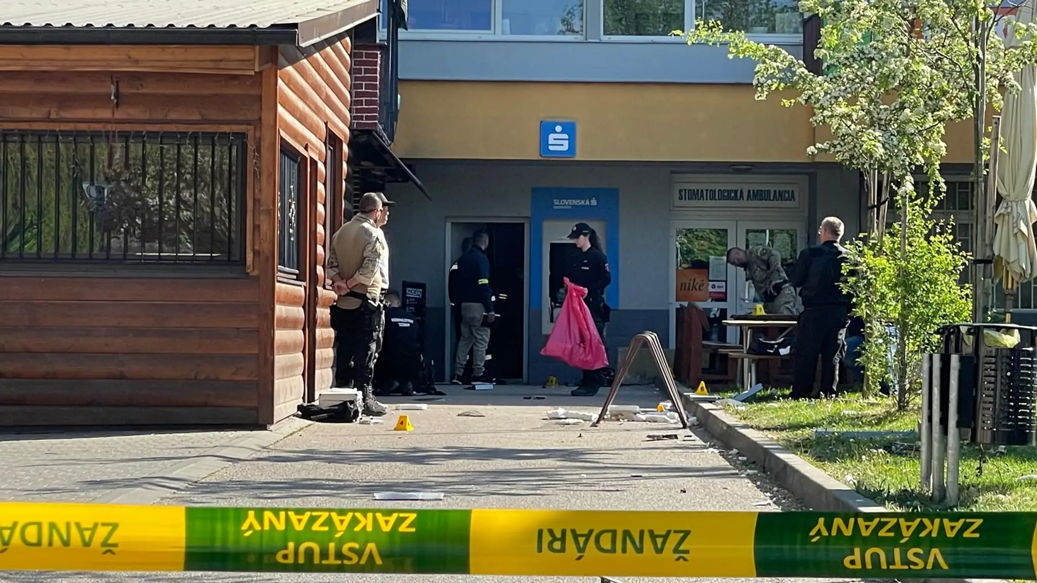 Nočný pokoj v Pruskom narušila silná explózia.