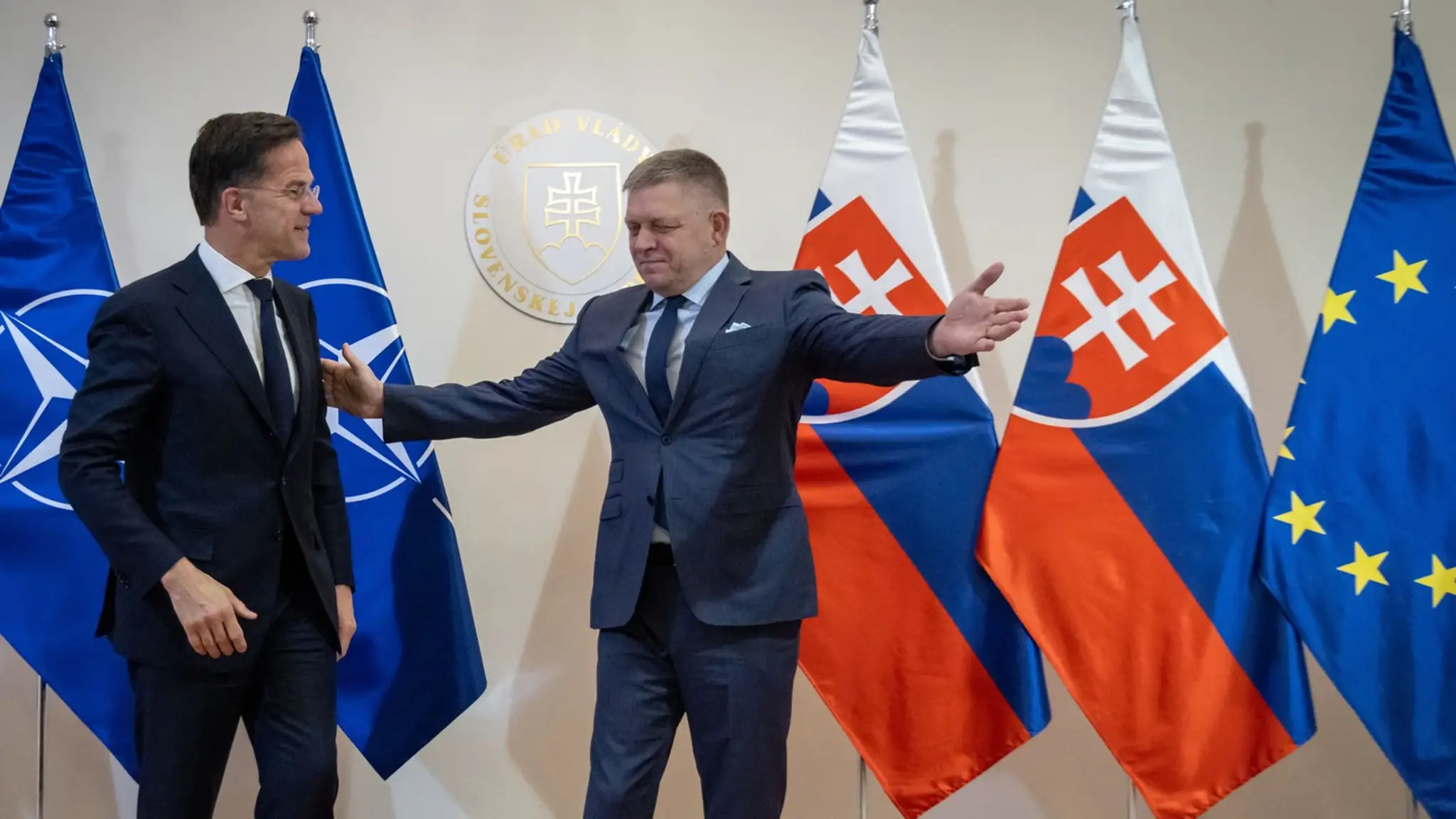 Slovenský premiér Robert Fico (vpravo) víta generálneho tajomníka NATO Marka Rutteho počas jeho návštevy v Bratislave.