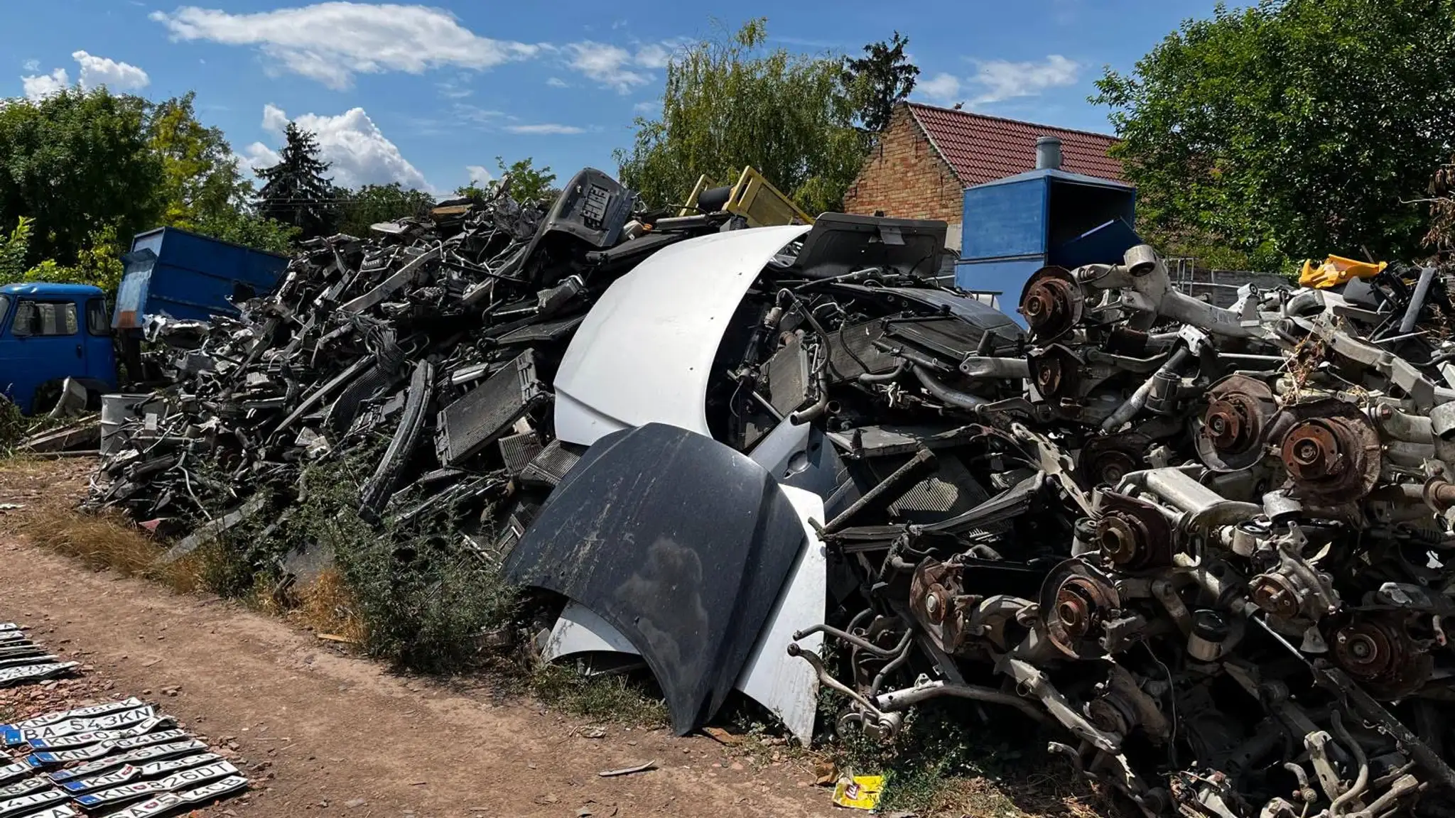 Enviropolícia preveruje pri Komárne nelegálny odpad zo starých áut.