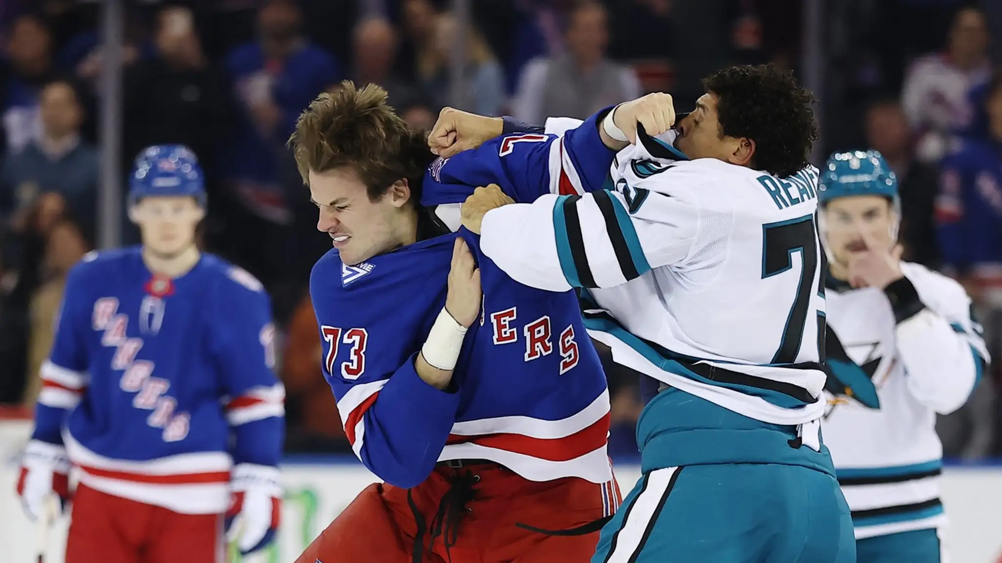 Matt Rempe a Ryan Reaves zhodili rukavice.