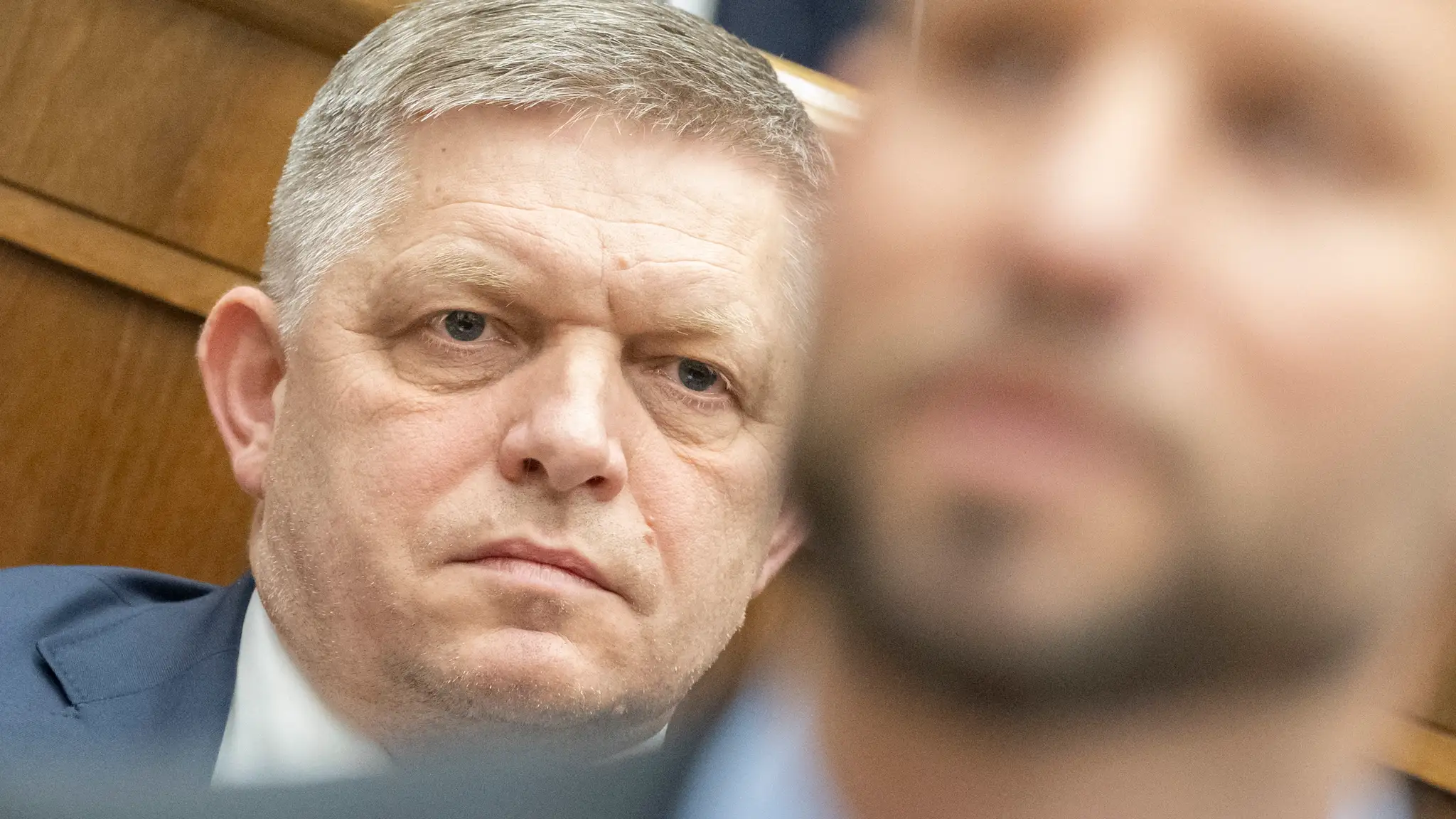 Na snímke v pozadí predseda vlády Robert Fico (Smer-SD) a v popredí podpredseda NR SR Michal  Šimečka (PS) 