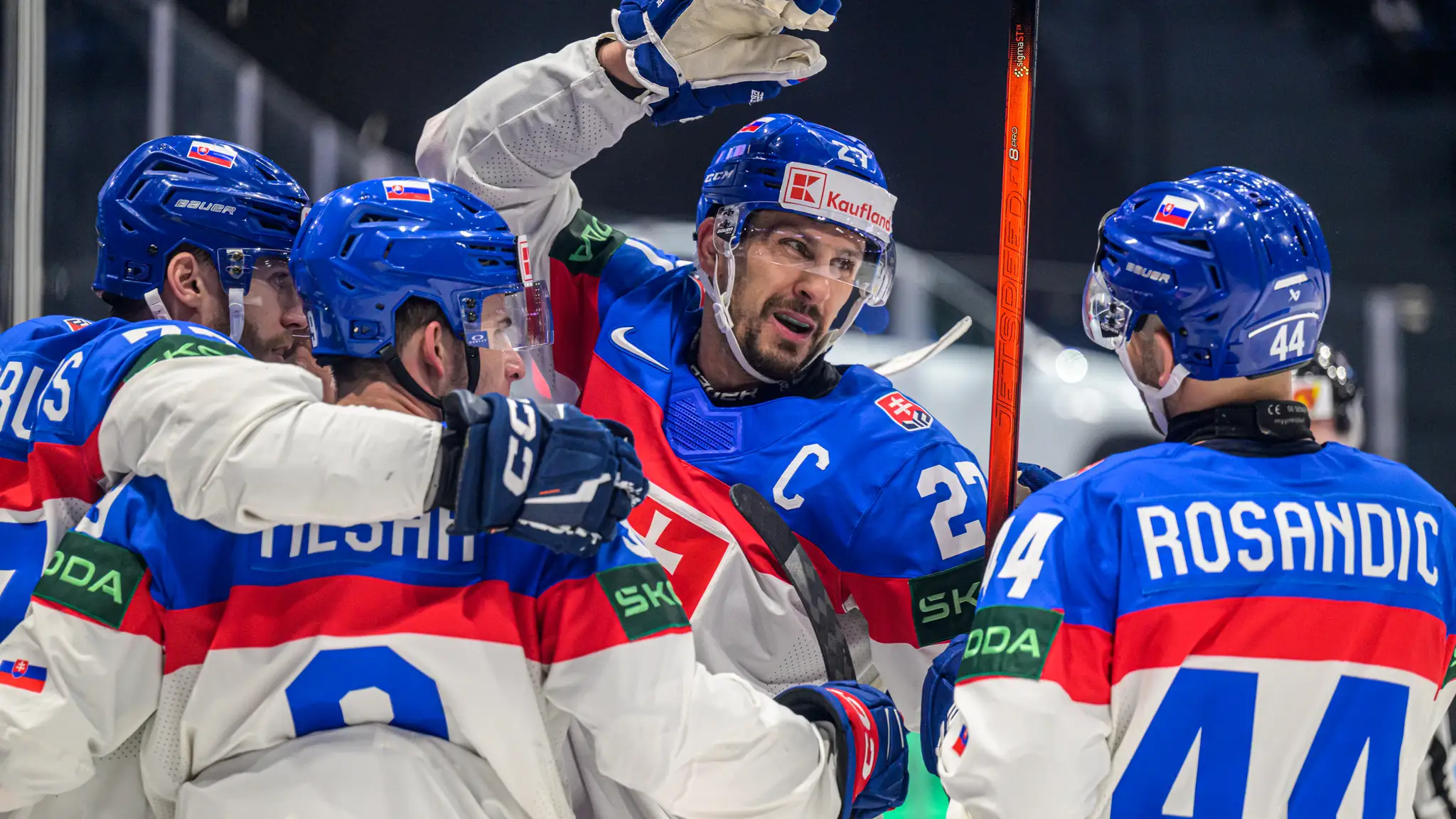 Slovenskí hokejisti sa tešia z gólu proti Slovinsku