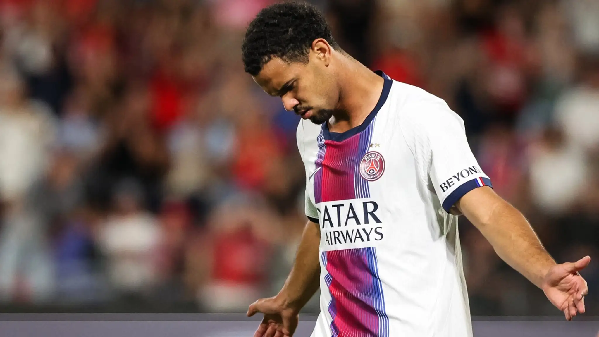 Futbalista PSG Warren Zaire-Emery.