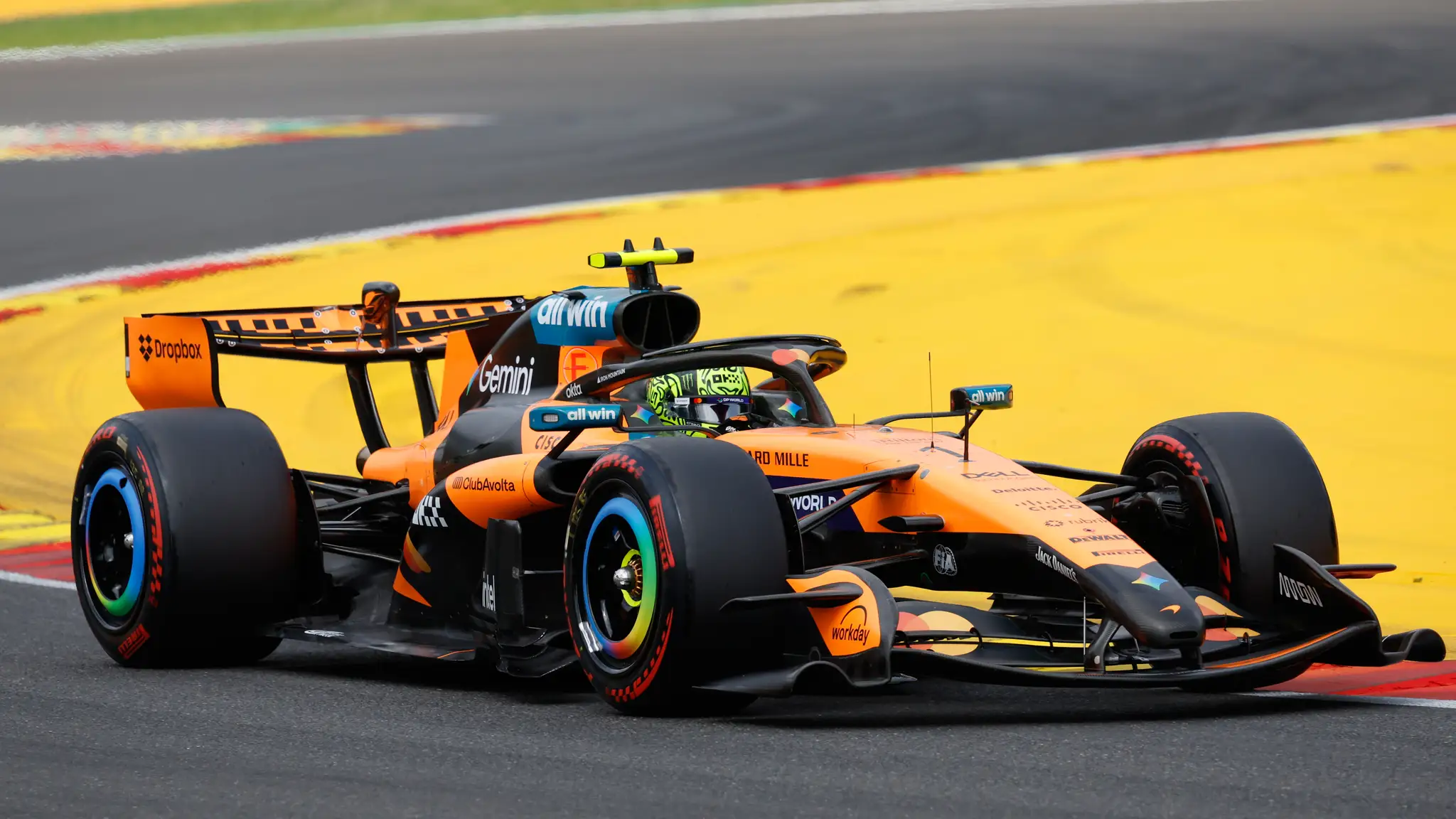 Jazdec McLarenu Lando Norris na trati v Belgicku.