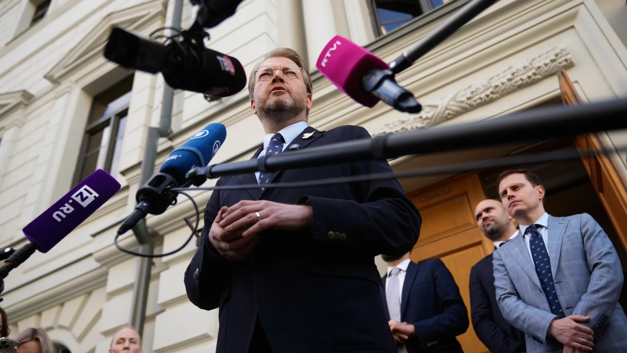 Na snímke predseda ruskej opozičnej strany Jabloko Nikolaj Rybakov hovorí s novinármi pred ruským Najvyšším súdom v Moskve.