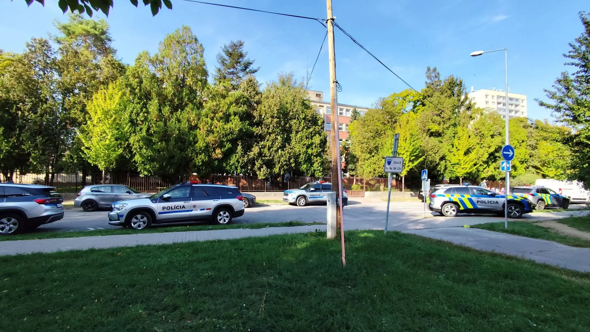 Policajti pred školou v Trnave.