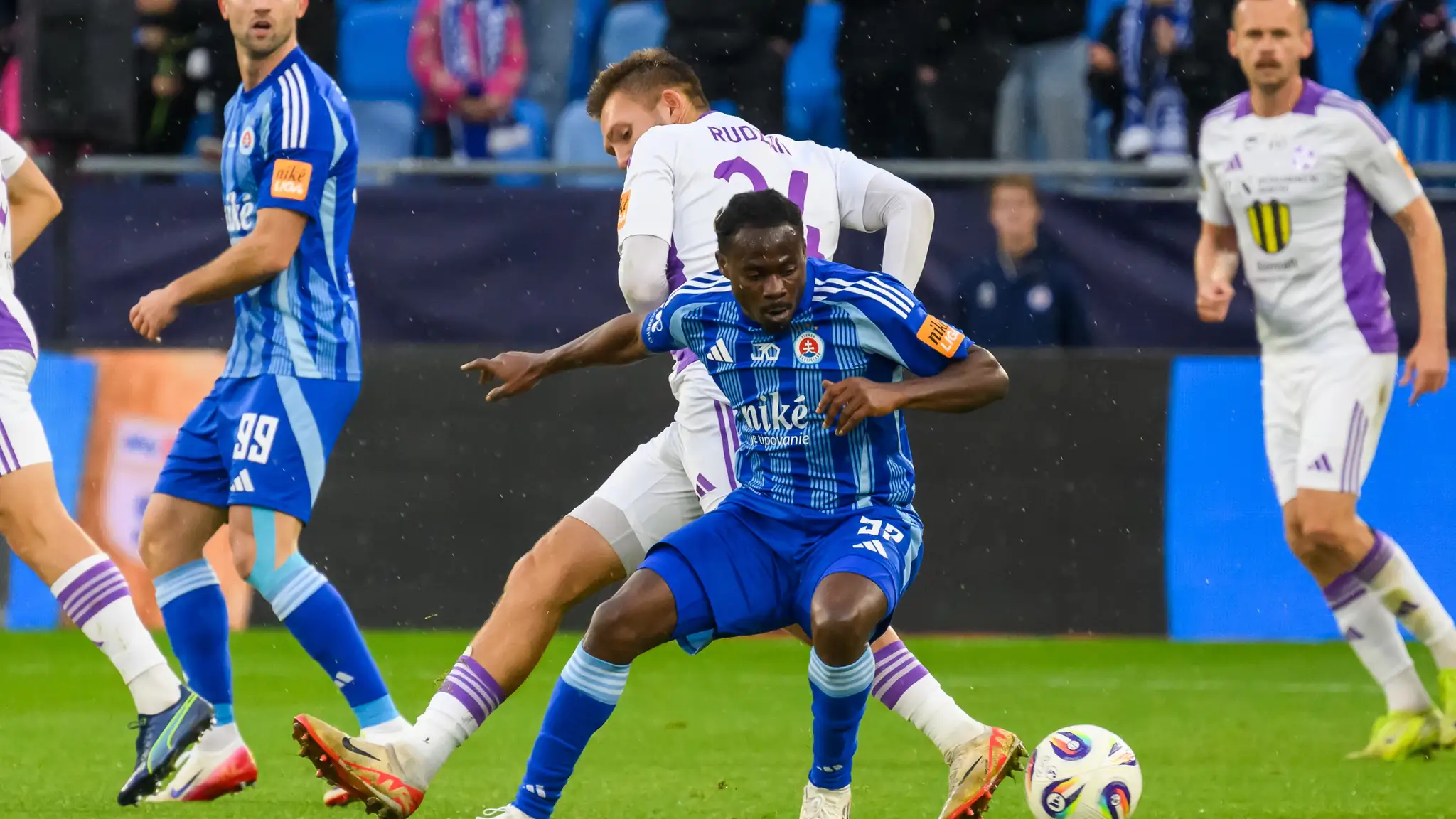 Kelvin Ofori (v strede, v modrom) opúšťa Slovan.