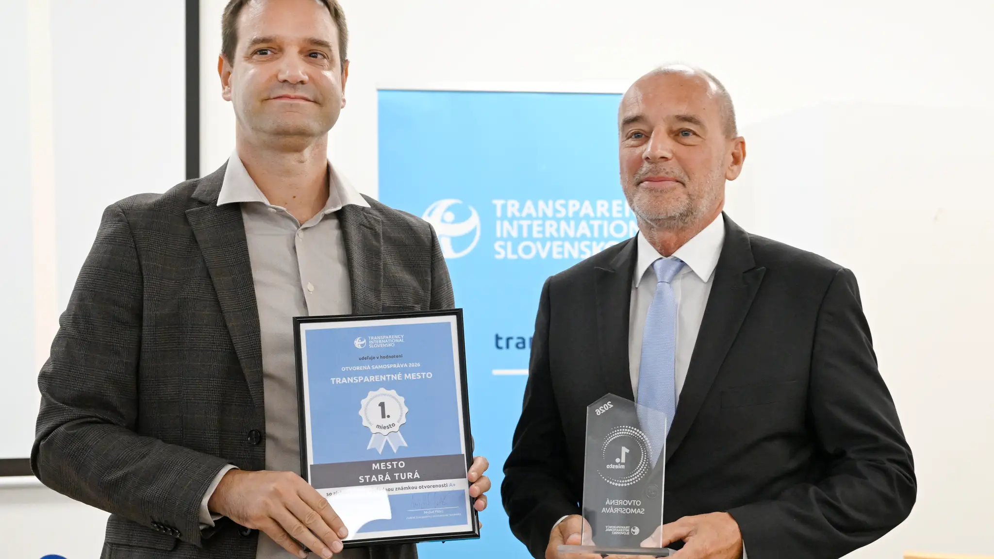 Riaditeľ Transparency International Slovensko Michal Piško odovzdal ocenenie za prvé miesto primátorovi Starej Turej Leopoldovi Barszczovi (vpravo) v hodnotení organizácie v rebríčku transparentnosti 100 najväčších samospráv v Bratislave.