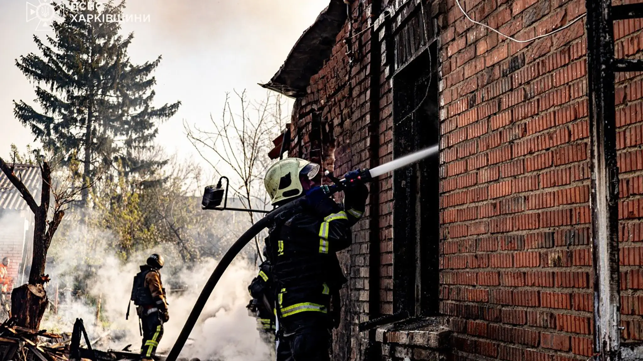Na  fotografii, ktorú poskytla Ukrajinská záchranná služba, pracovníci záchranných zložiek hasia požiar, ktorý vznikol po útoku ruského dronu v Charkovskej oblasti.