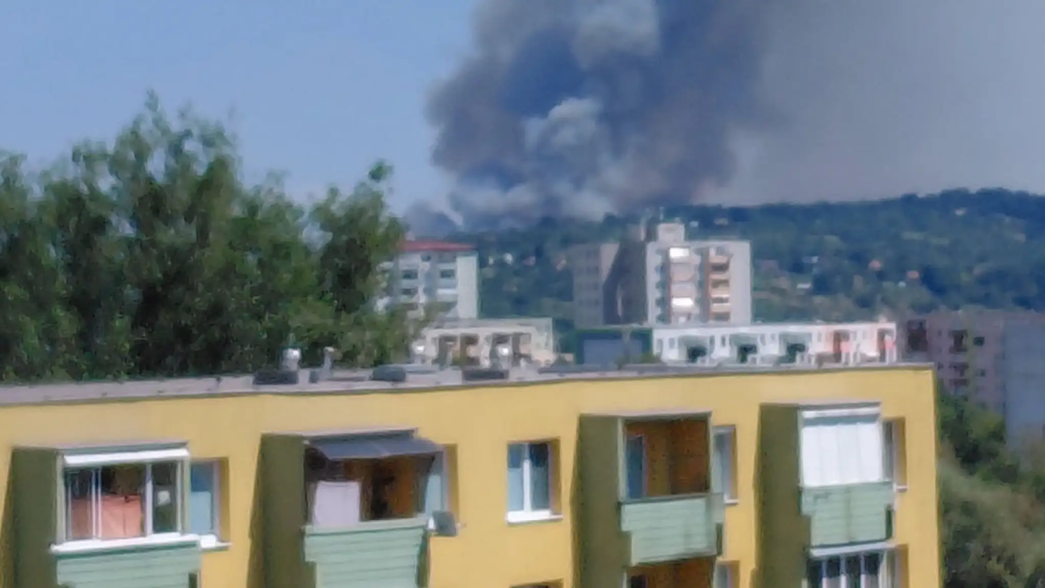Na snímke dym, ktorý stúpa pri požiari poľa neďaleko kúpalisku Margita -Ilona.