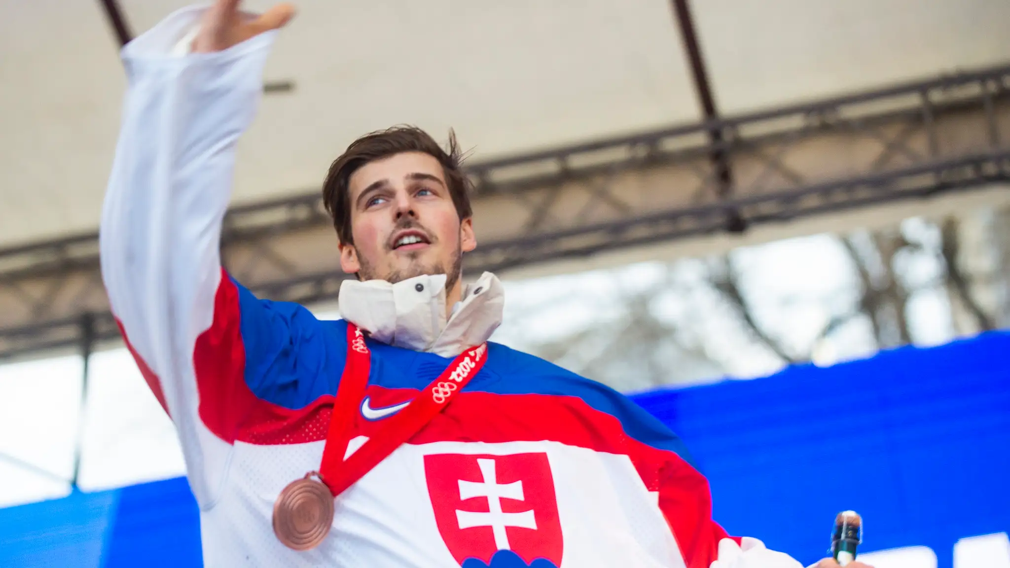 Patrik Rybár počas osláv bronzu zo ZOH 2022 na Námestí SNP v Bratislave.