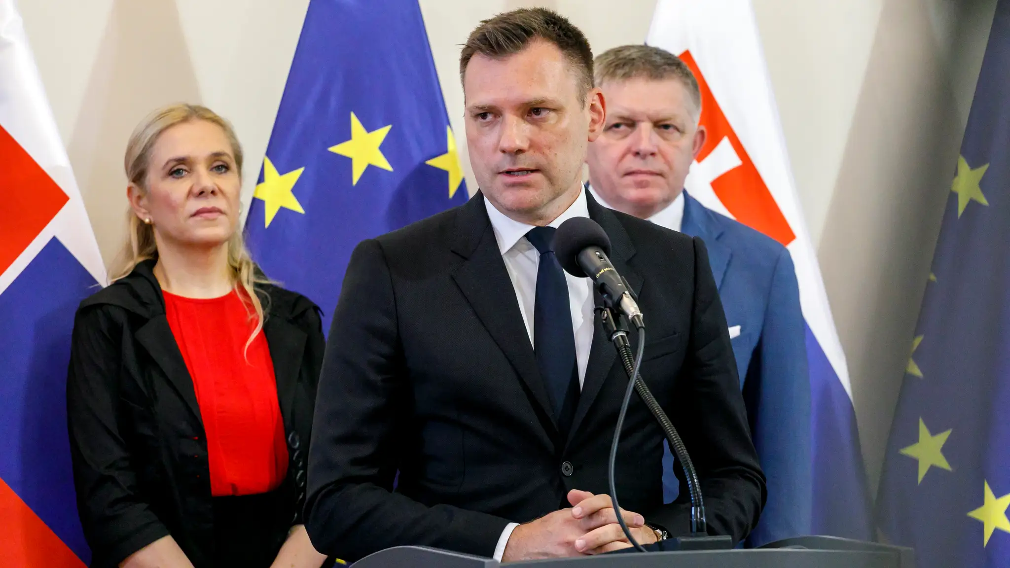 Na snímke podpredsedníčka vlády SR a ministerka hospodárstva SR Denisa Saková (Hlas-SD), podpredseda vlády SR a minister životného prostredia SR Tomáš Taraba (nominant SNS) a predseda vlády SR Robert Fico (Smer-SD).
