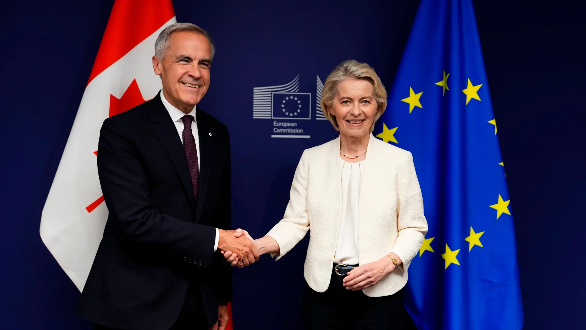 Kanadský premiér Mark Carney a predsedníčka Európskej komisie (EK) Ursula von der Leyenová si podávajú ruky počas bilaterálneho stretnutia v Európskom parlamente v Štrasburgu.