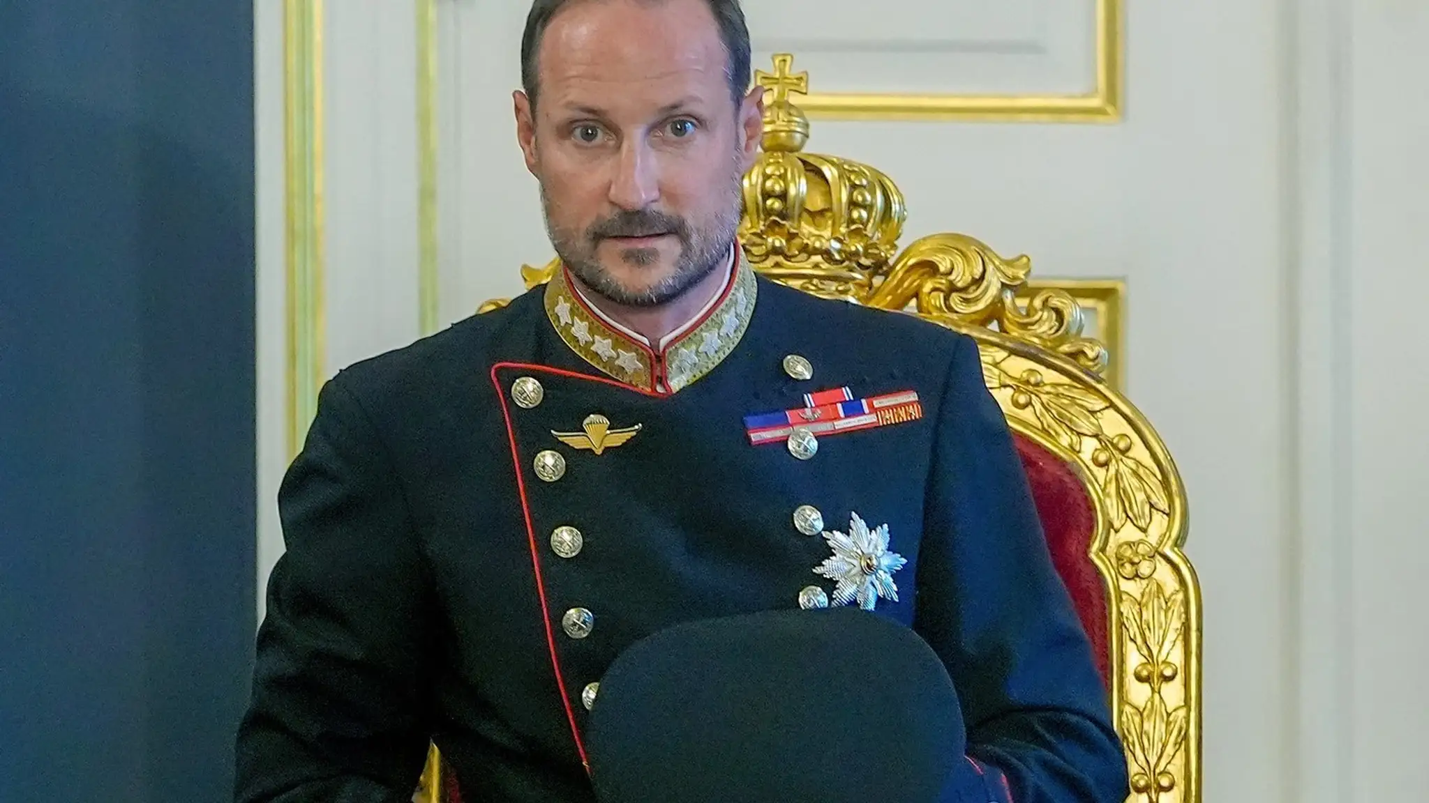 Nórsky kráľ Haakon VIII. sedí na čele stola počas mimoriadneho zasadnutia vlády v Kráľovskom paláci.