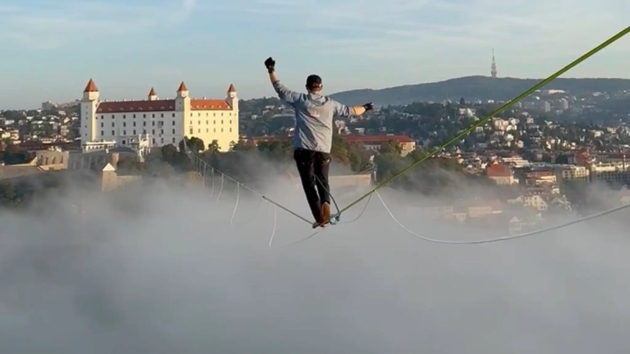 Estónsky slackliner Jaan Roose.