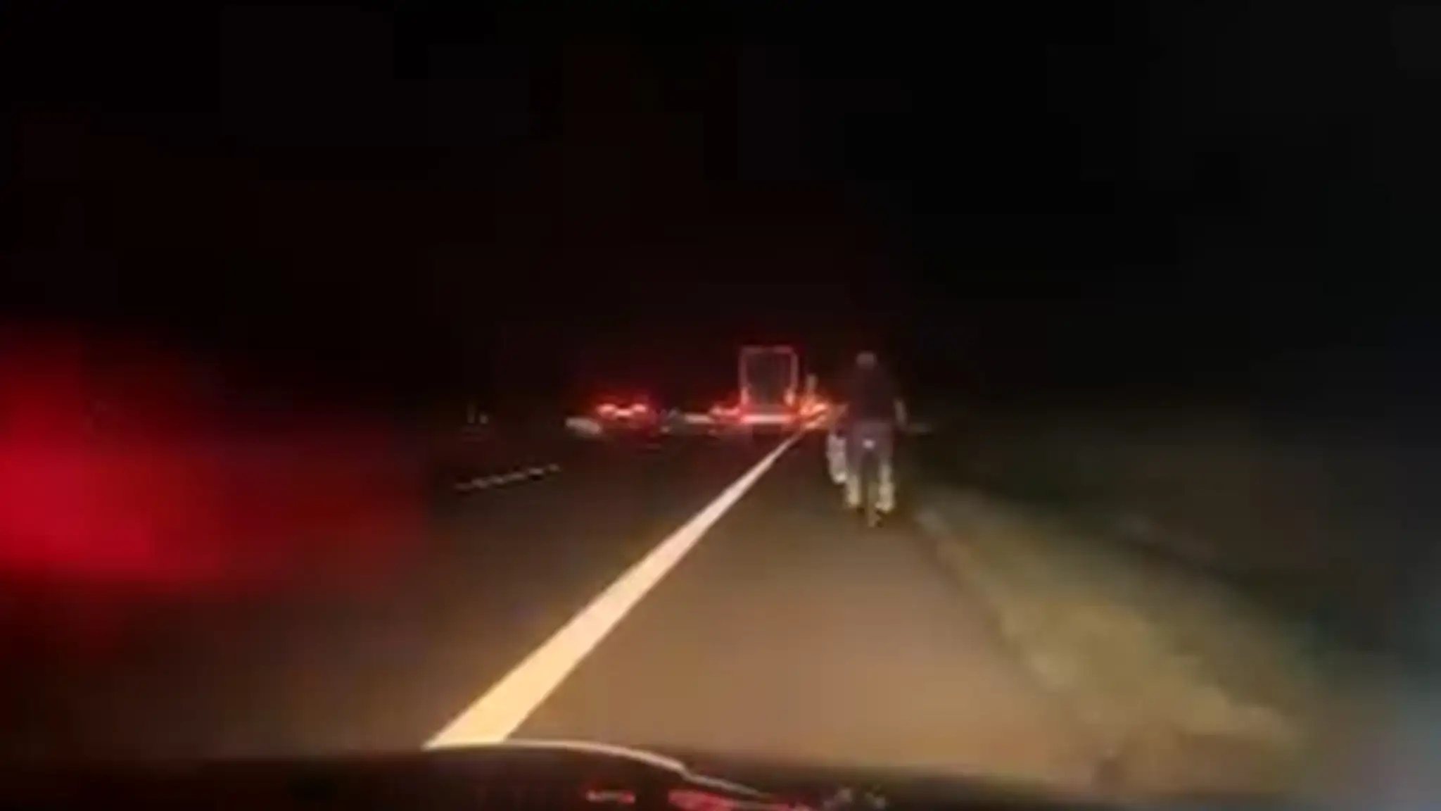 Cyklista išiel za tmy po D2, policajti ho dostali do bezpečia.