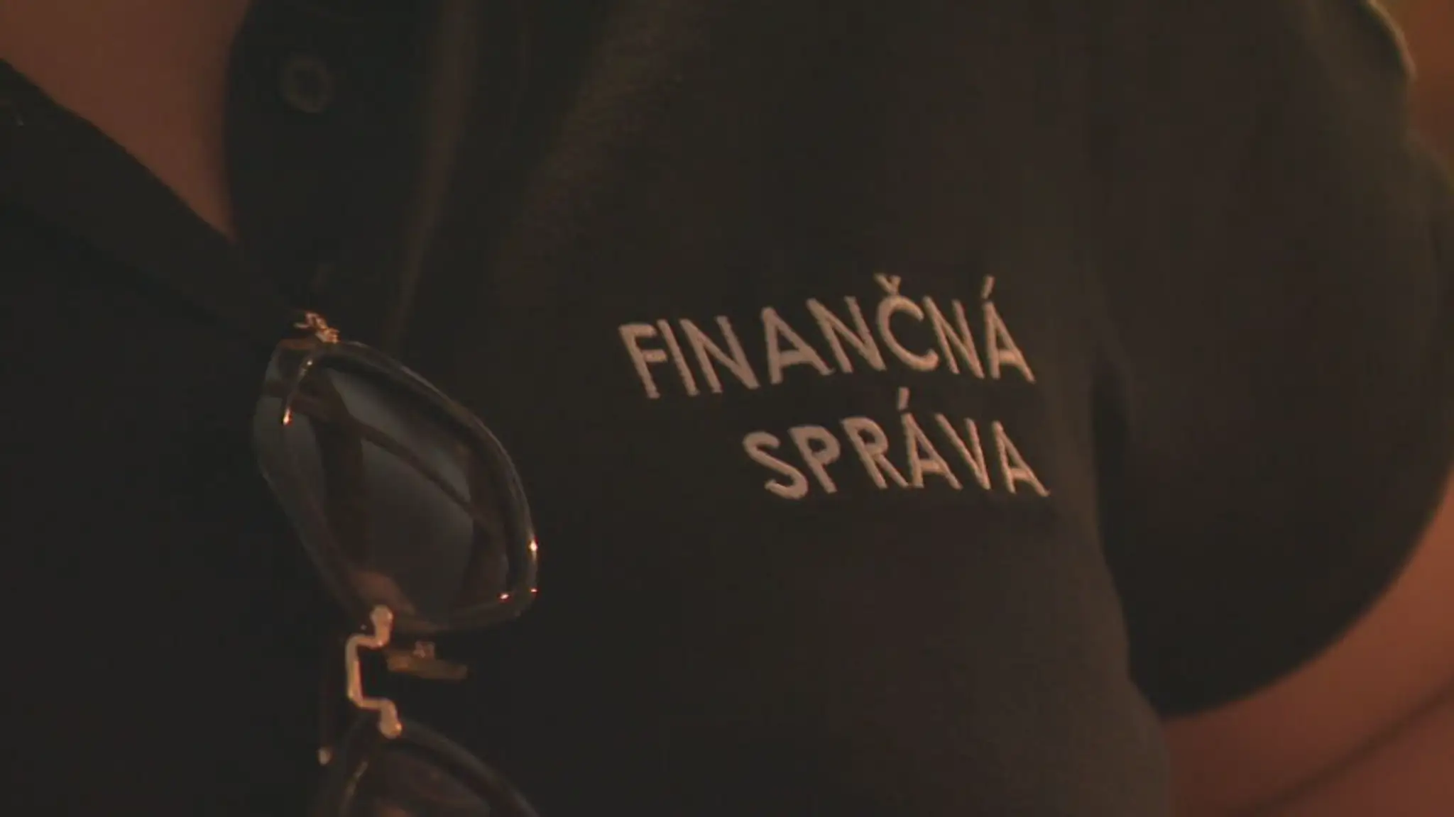 Na fotografii je tričko s nápisom Finančná správa.