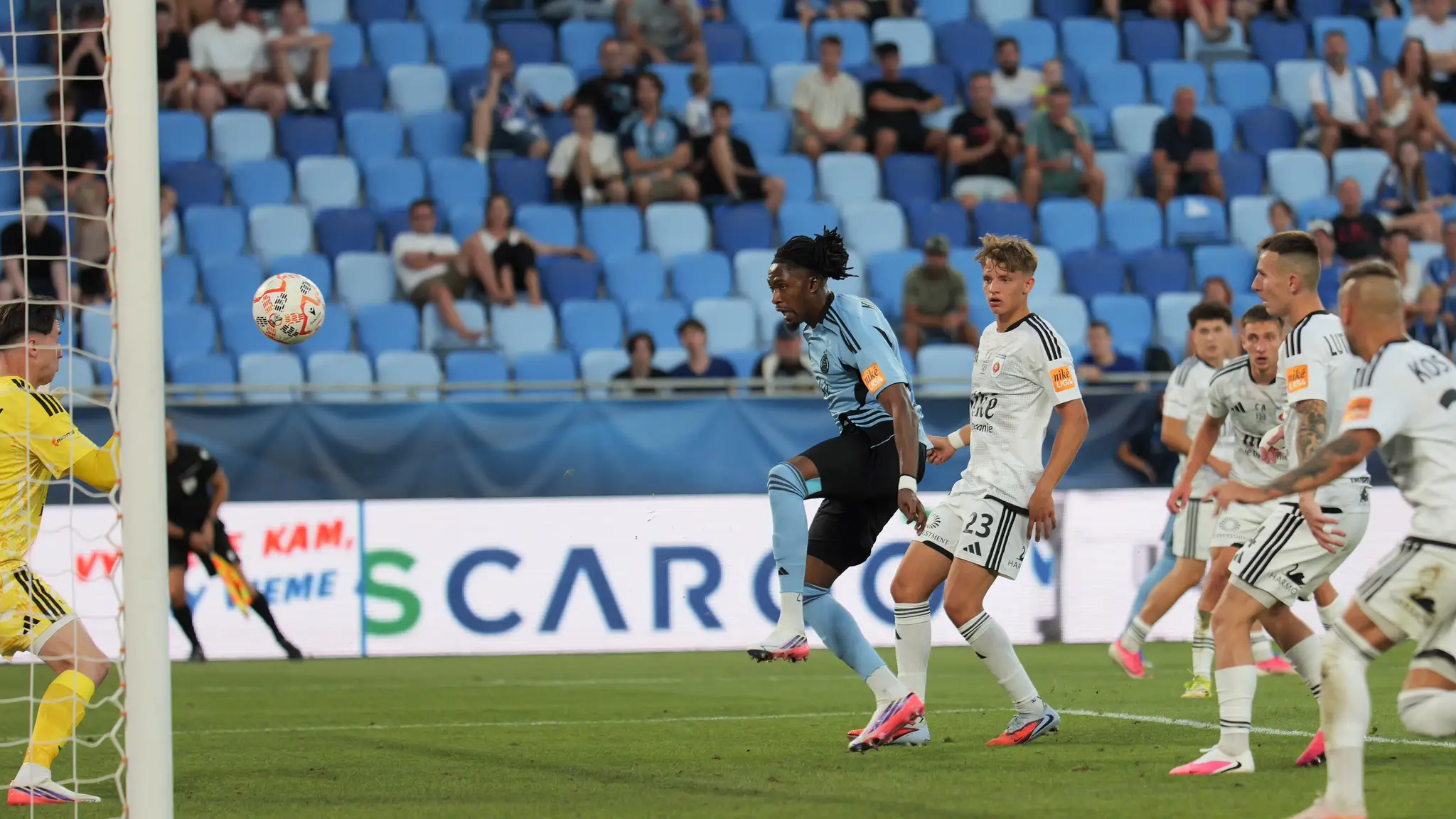 Na snímke uprostred hráč Manasse Kianga (Slovan) strieľa gól.