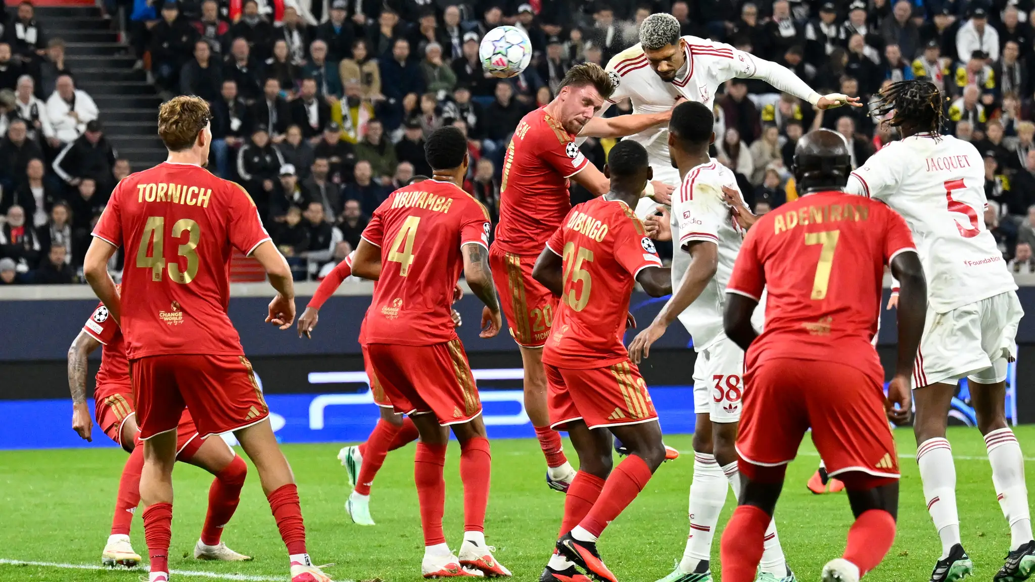  Hráč Liverpoolu Ronald Araujo (hore v pozadí) strieľa úvodný gól.