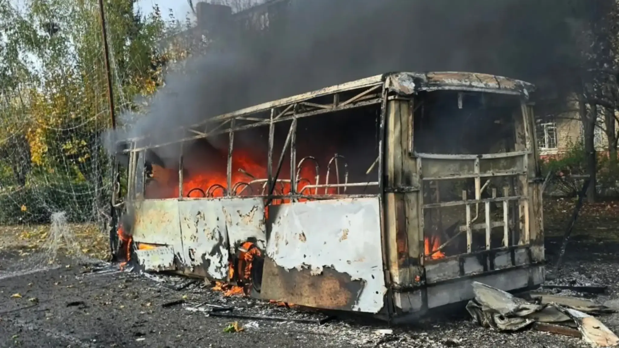Autobus v Kramatorsku po zásahu ruskou kĺzavou bombou.