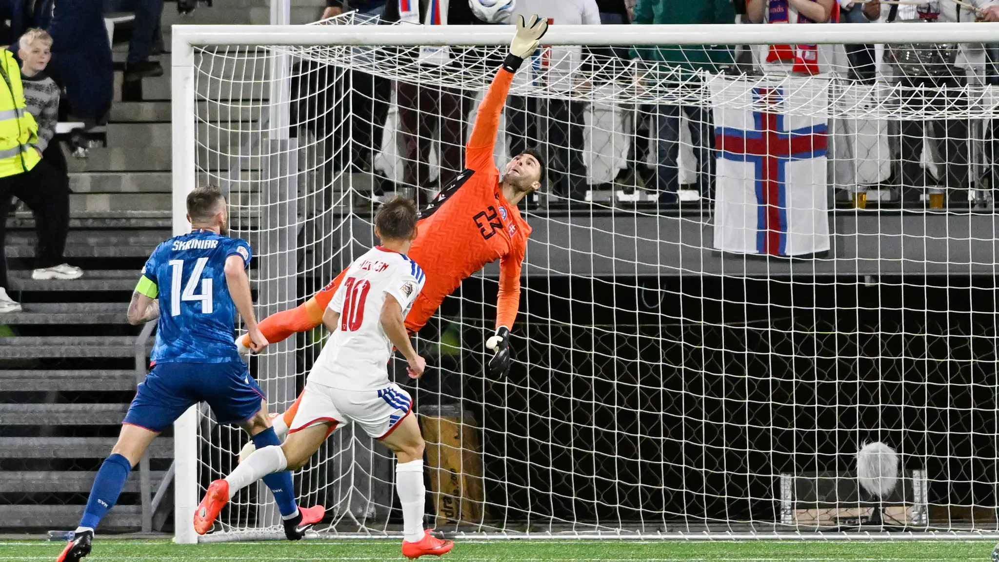 Na snímke hore brankár Dominik Greif (Slovensko).