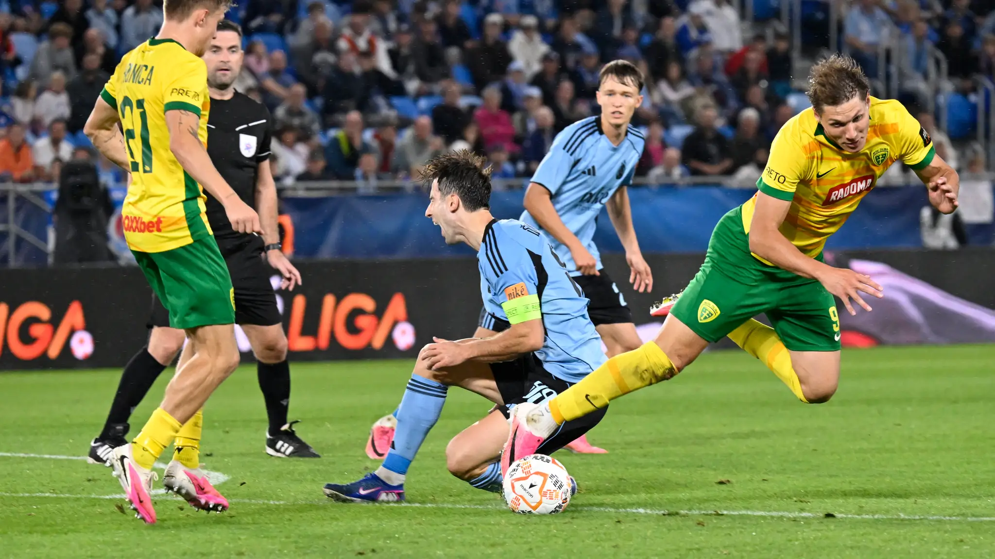 Uprostred Andraž Šporar (Slovan), vľavo Timotej Hranica a vpravo Marko Roginič (obaja Žilina) v stretnutí 8. kola futbalovej Niké ligy.