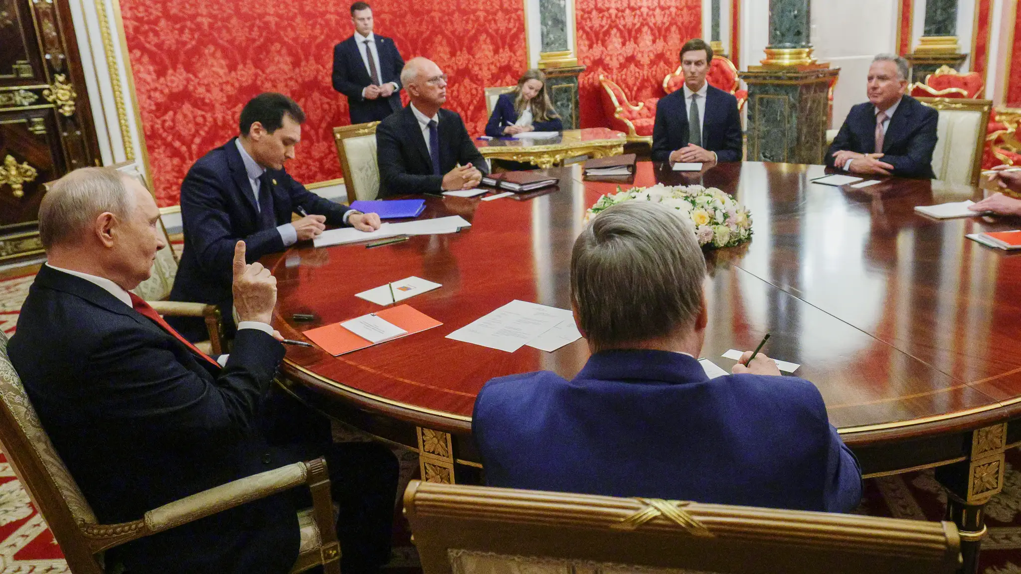 Ruský prezident Vladimir Putin (vľavo), vyslanci amerického prezidenta Jared Kushner (druhý vpravo) a Steve Witkoff (vpravo), ruský vyjednávač Kirill Dmitrijev (uprostred) počas rozhovorov o mieri na Ukrajine v Moskve.